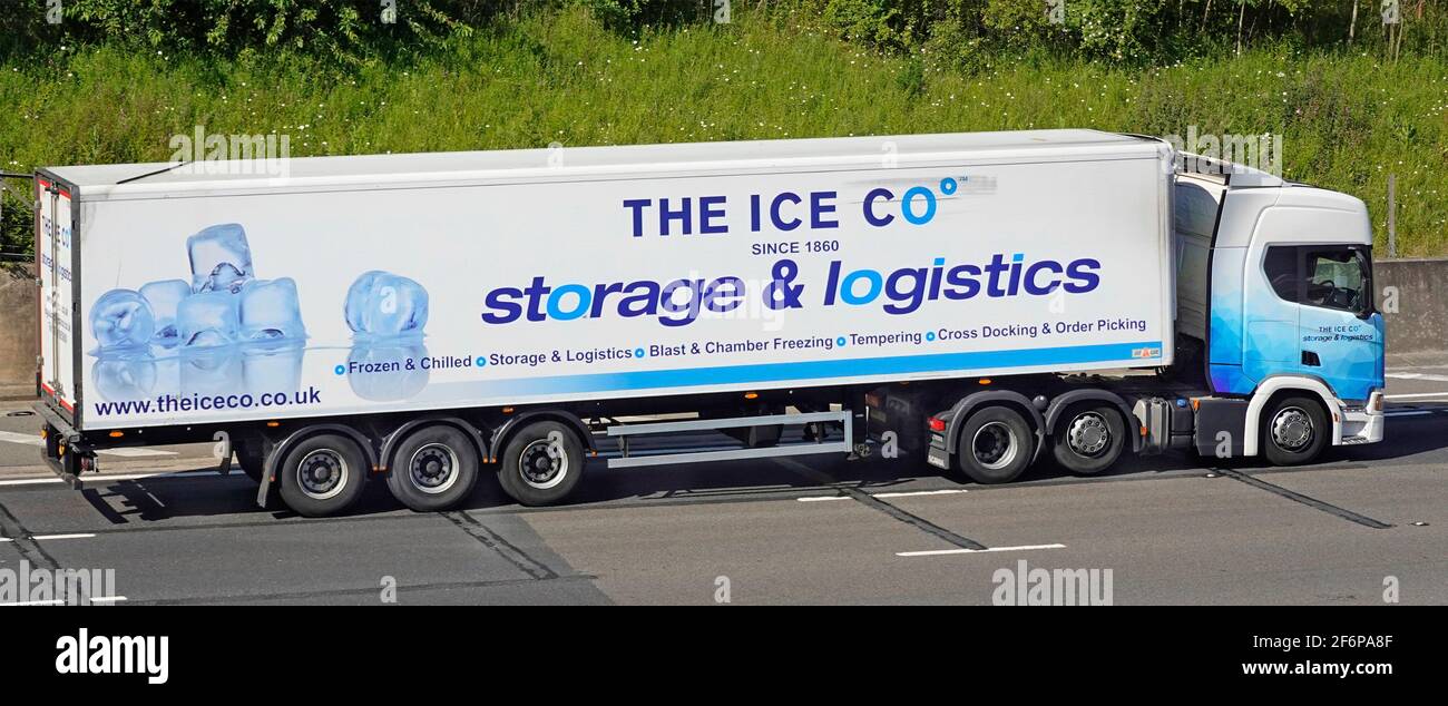 Vue latérale de l'entrepôt Ice Co et de la logistique d'affaires camion à livraison par chaîne et remorque articulée avec logo publicitaire Graphique sur l'autoroute du Royaume-Uni Banque D'Images