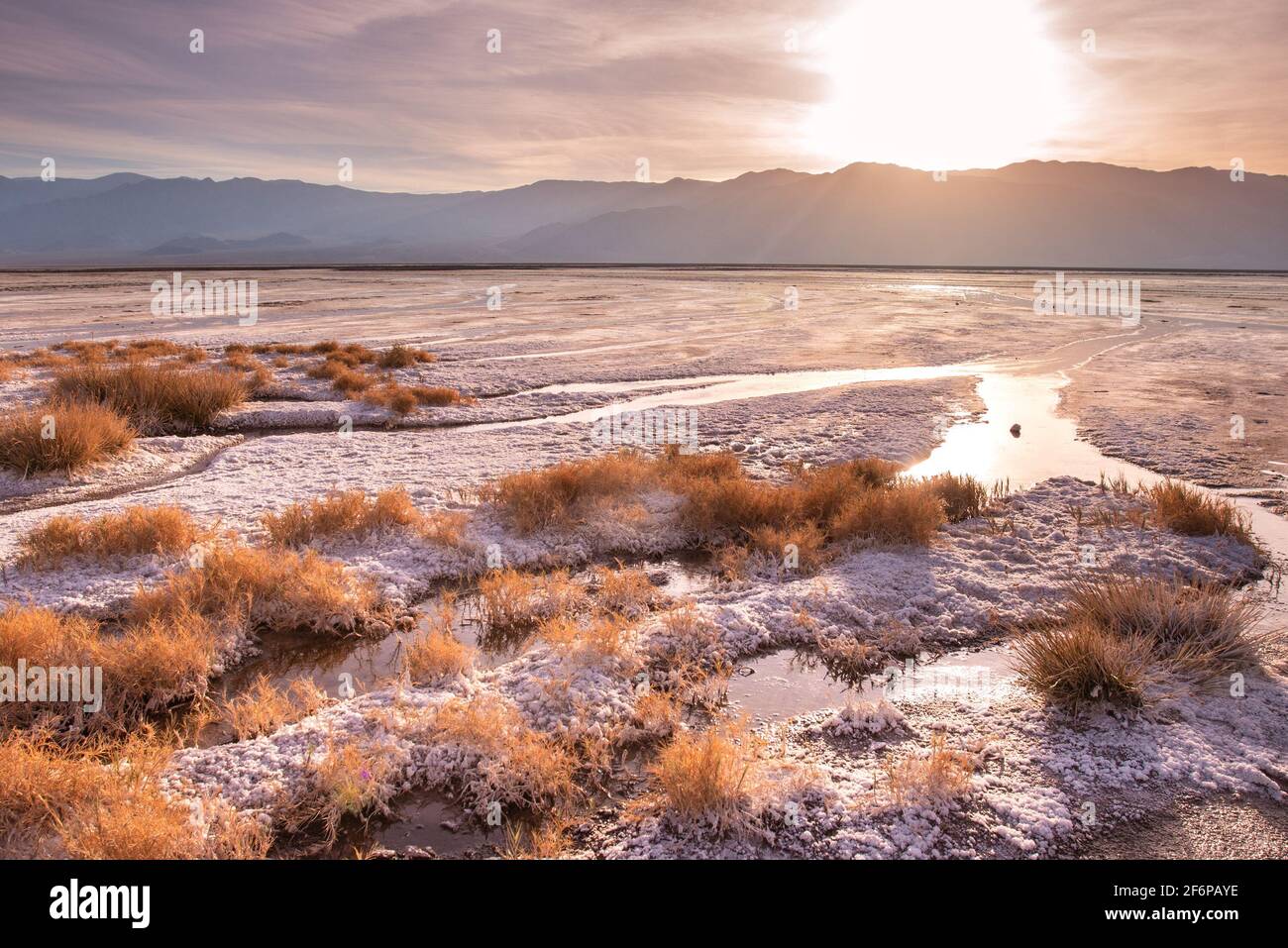 Magnifique paysage de la vallée de la mort en Californie au coucher du soleil avec Salt creek dans la vue Banque D'Images