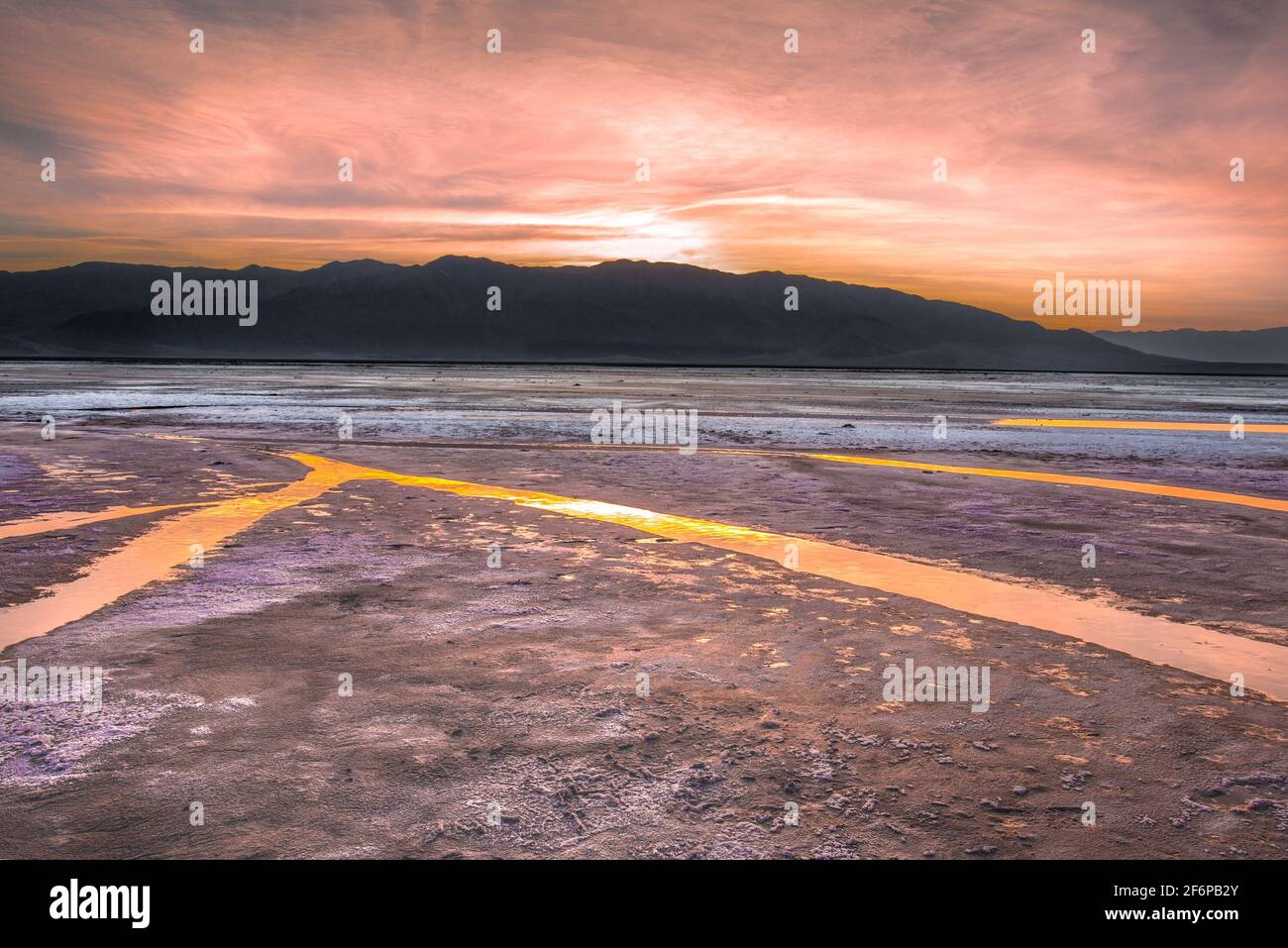 Magnifique paysage de la vallée de la mort en Californie au coucher du soleil avec Salt creek dans la vue Banque D'Images