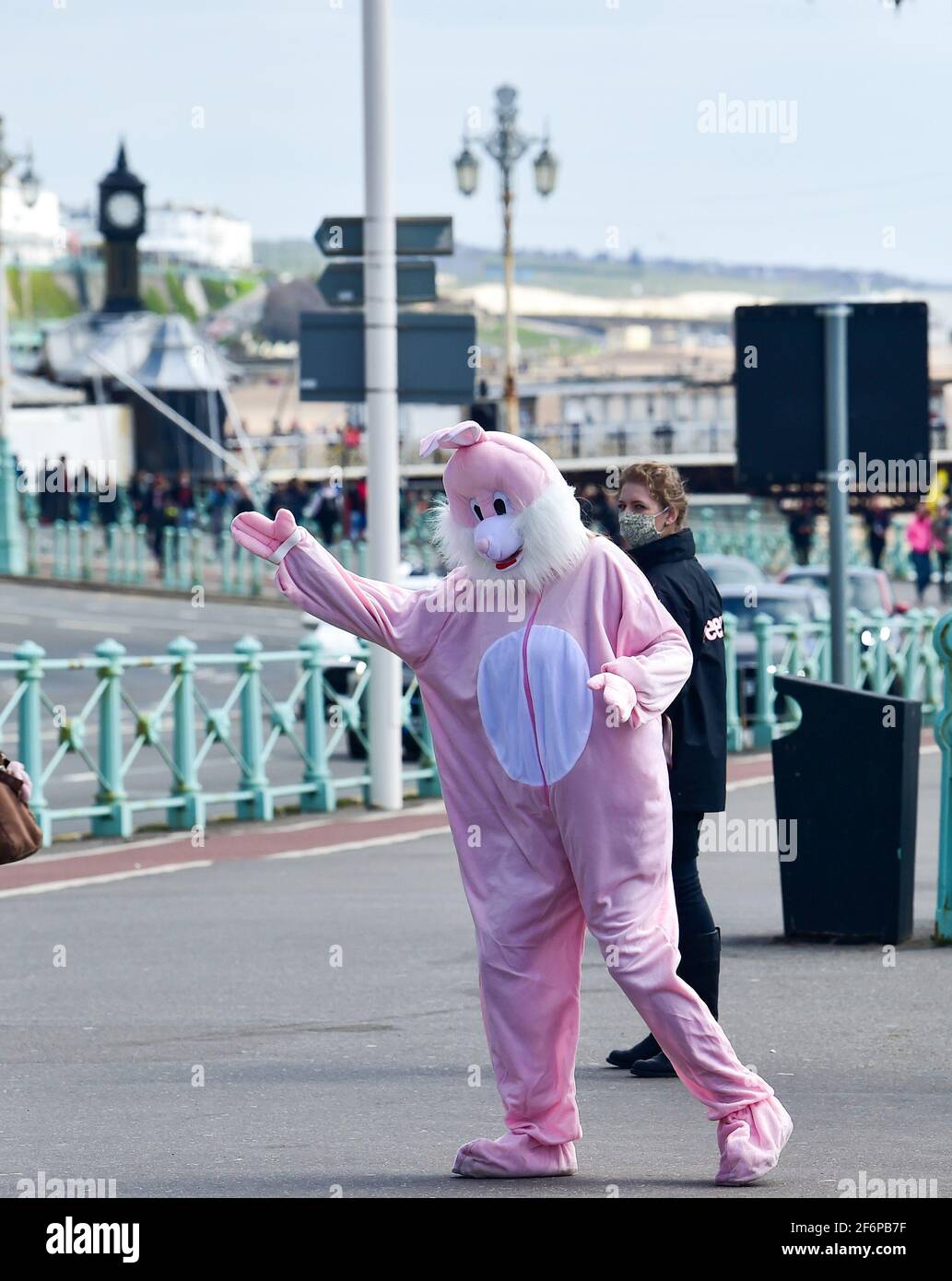 Brighton Royaume-Uni 2 avril 2021 - un lapin de Pâques bénéficie du soleil du Vendredi Saint sur le front de mer de Brighton mais ses prévisions pour devenir beaucoup plus froid lundi avec la neige prévue pour certaines régions du Royaume-Uni : crédit Simon Dack / Alay Live News Banque D'Images