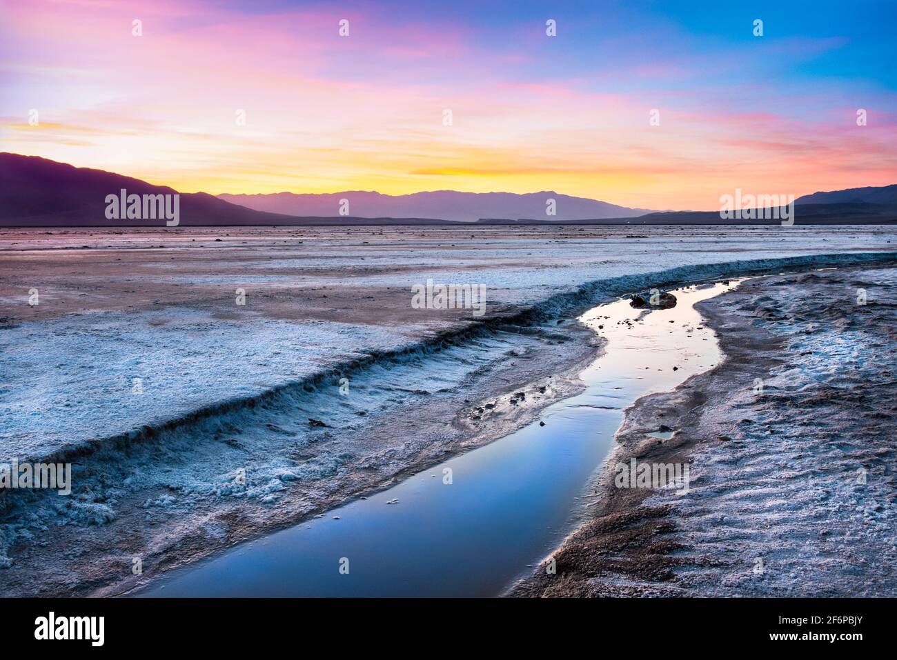 Magnifique paysage de la vallée de la mort en Californie au coucher du soleil avec Salt creek dans la vue Banque D'Images