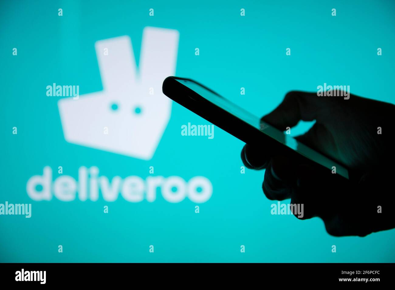 LONDRES, Royaume-Uni - avril 2021 : logo du service de livraison à emporter Deliveroo Banque D'Images