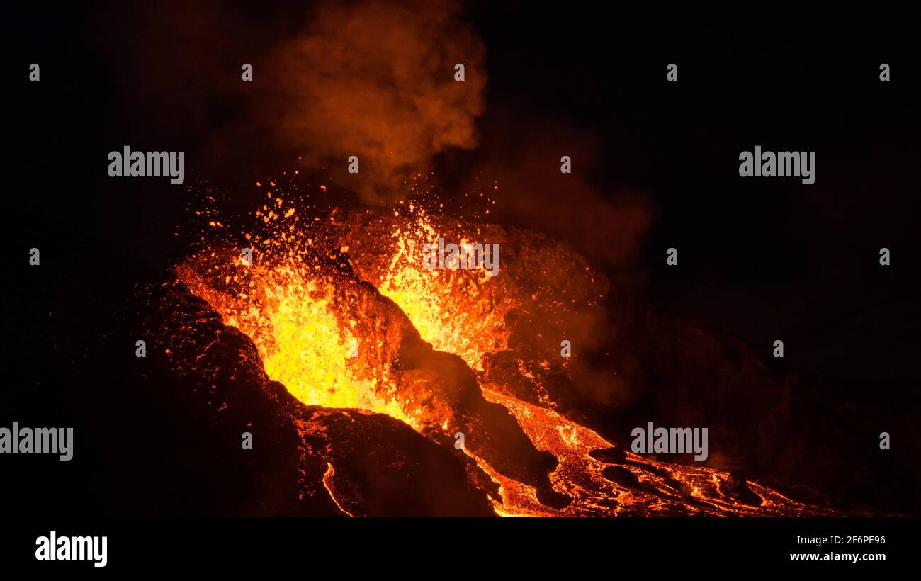 Le site d'éruption du volcan Geldingadalir dans la montagne de Fagradalsfjall sur La péninsule de Reykjanes en Islande Banque D'Images