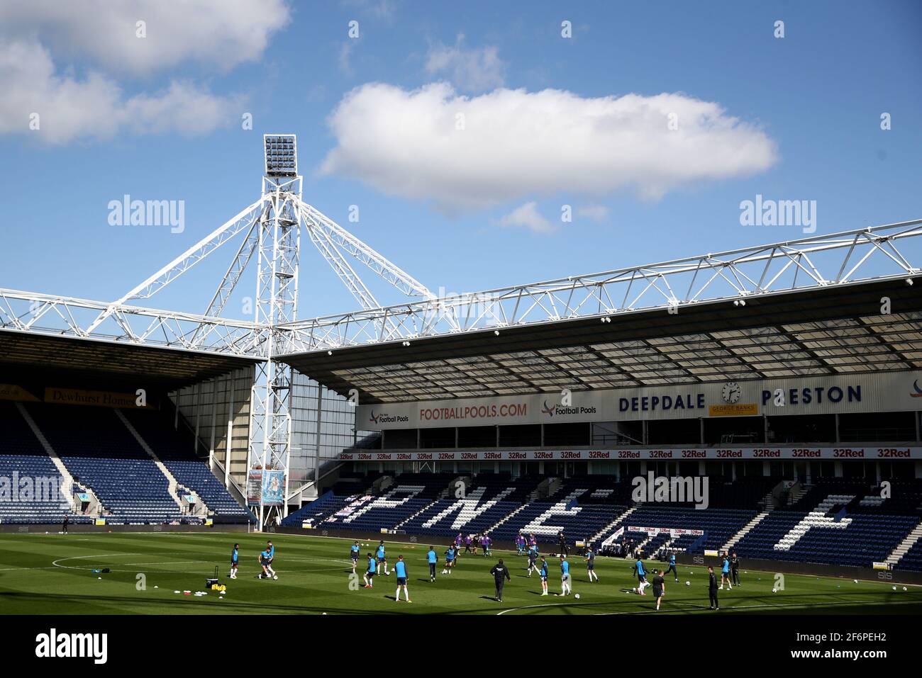 Les équipes se réchauffent avant le match du championnat Sky Bet au stade Deepdale, Preston. Date de la photo : vendredi 2 avril 2021. Voir l'histoire de PA: SOCCER Preston. Le crédit photo devrait se lire comme suit : Tim Goode/PA Wire. RESTRICTIONS : UTILISATION ÉDITORIALE UNIQUEMENT utilisation non autorisée avec des fichiers audio, vidéo, données, listes de présentoirs, logos de clubs/ligue ou services « en direct ». Utilisation en ligne limitée à 120 images, pas d'émulation vidéo. Aucune utilisation dans les Paris, les jeux ou les publications de club/ligue/joueur unique. Banque D'Images