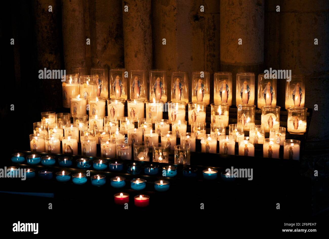 La lumière des bougies de l'Avent Noël à l'église avec flou flou d'or pour  le rituel religieux, spirituel, la méditation zen esprit paisible et de  l'âme ou les funérailles wor Photo Stock -