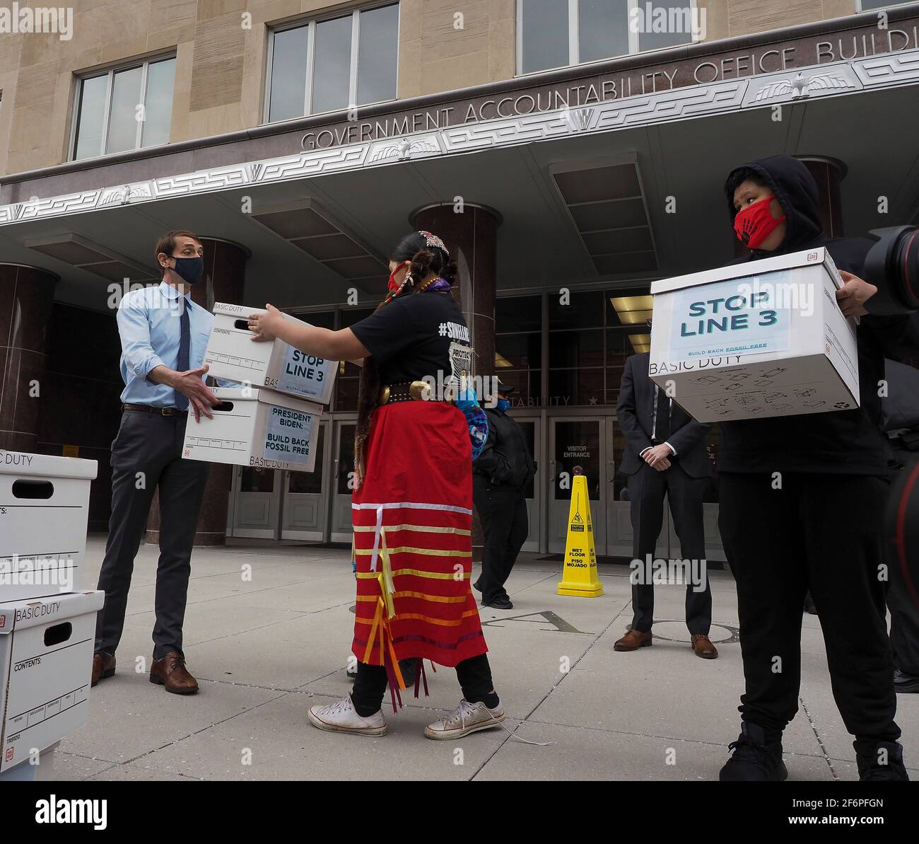 Washington, District de Columbia, États-Unis. 1er avril 2021. À l'occasion du cinquième anniversaire du début de la campagne à Standing Rock visant à arrêter le pipeline Dakota Access, des jeunes autochtones sont venus à DC pour présenter 400,000 pétitions à l'Armée de terre des ingénieurs qui exigent que le président Biden arrête le pipeline et le rebuild Fossil Free. Crédit : Sue Dorfman/ZUMA Wire/Alay Live News Banque D'Images