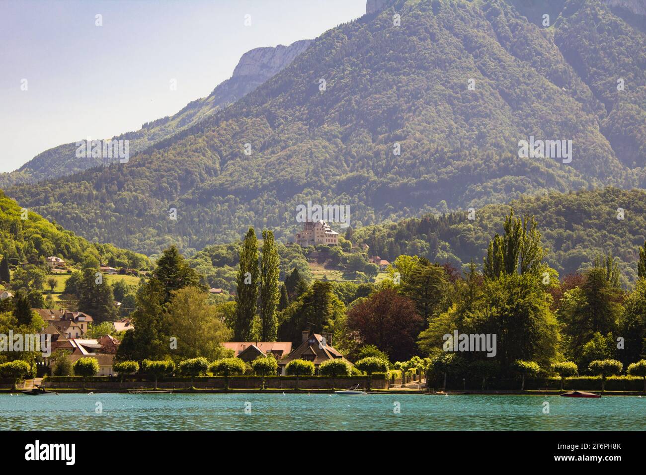 Belle vue sur les montagnes, le lac et le château par une journée ensoleillée. Menthon-Saint-Bernard. France. Banque D'Images