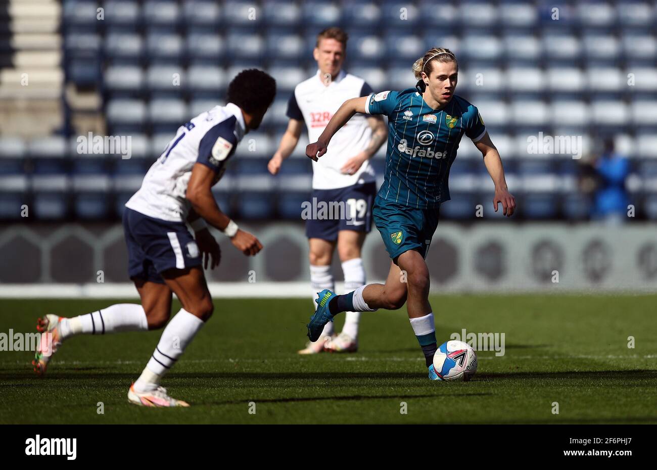 Todd Cantwell de Norwich City en action pendant le match de championnat Sky Bet au stade Deepdale, Preston. Date de la photo : vendredi 2 avril 2021. Voir l'histoire de PA: SOCCER Preston. Le crédit photo devrait se lire comme suit : Tim Goode/PA Wire. RESTRICTIONS : UTILISATION ÉDITORIALE UNIQUEMENT utilisation non autorisée avec des fichiers audio, vidéo, données, listes de présentoirs, logos de clubs/ligue ou services « en direct ». Utilisation en ligne limitée à 120 images, pas d'émulation vidéo. Aucune utilisation dans les Paris, les jeux ou les publications de club/ligue/joueur unique. Banque D'Images