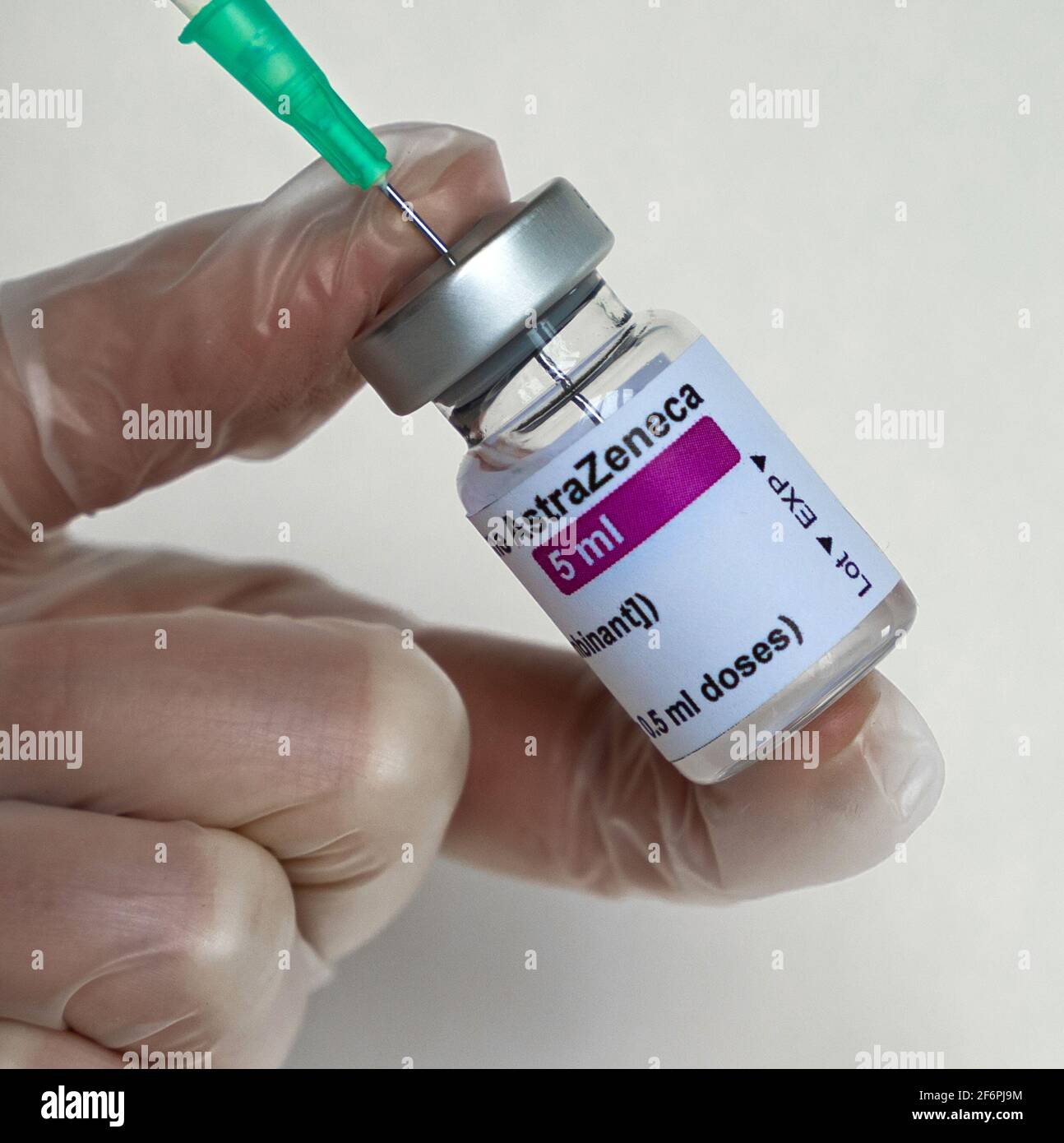 Vaccin AstraZeneca contre le coronavirus en flacon au laboratoire médical AstraZeneca. Vaccin COVID-19. Concept de santé et de vaccination. Banque D'Images