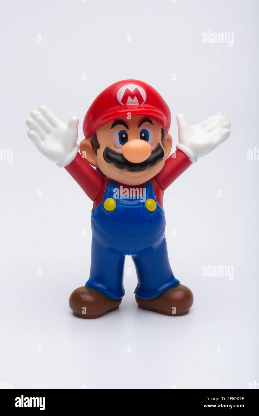 Moscou, Russie - 06 avril 2021: Figure plastique de Mario de Nintendo jeu vidéo isolé sur fond blanc. Banque D'Images