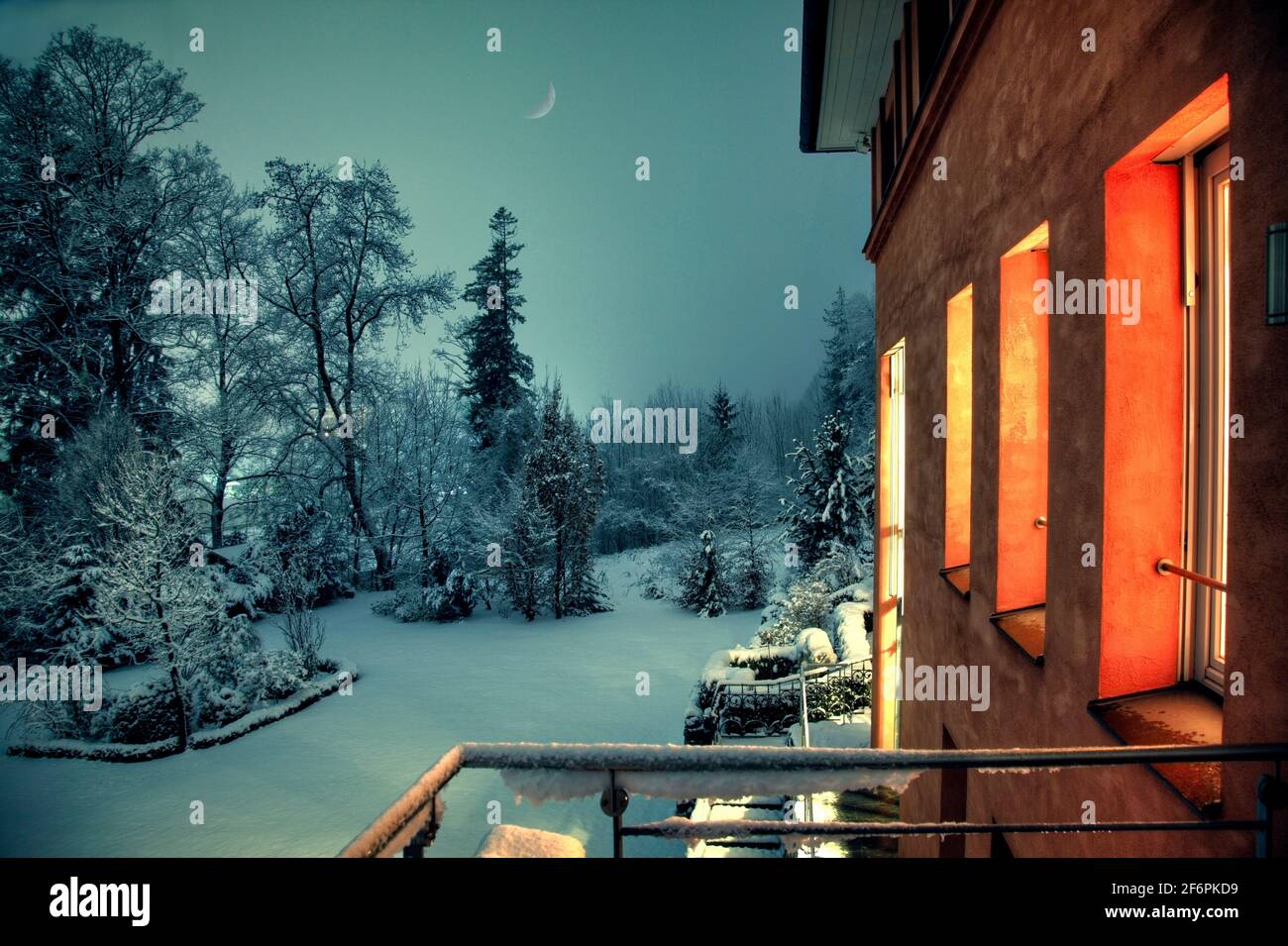 DE - BAVIÈRE: Scène d'hiver de jardin privé couvert de neige par nuit Banque D'Images