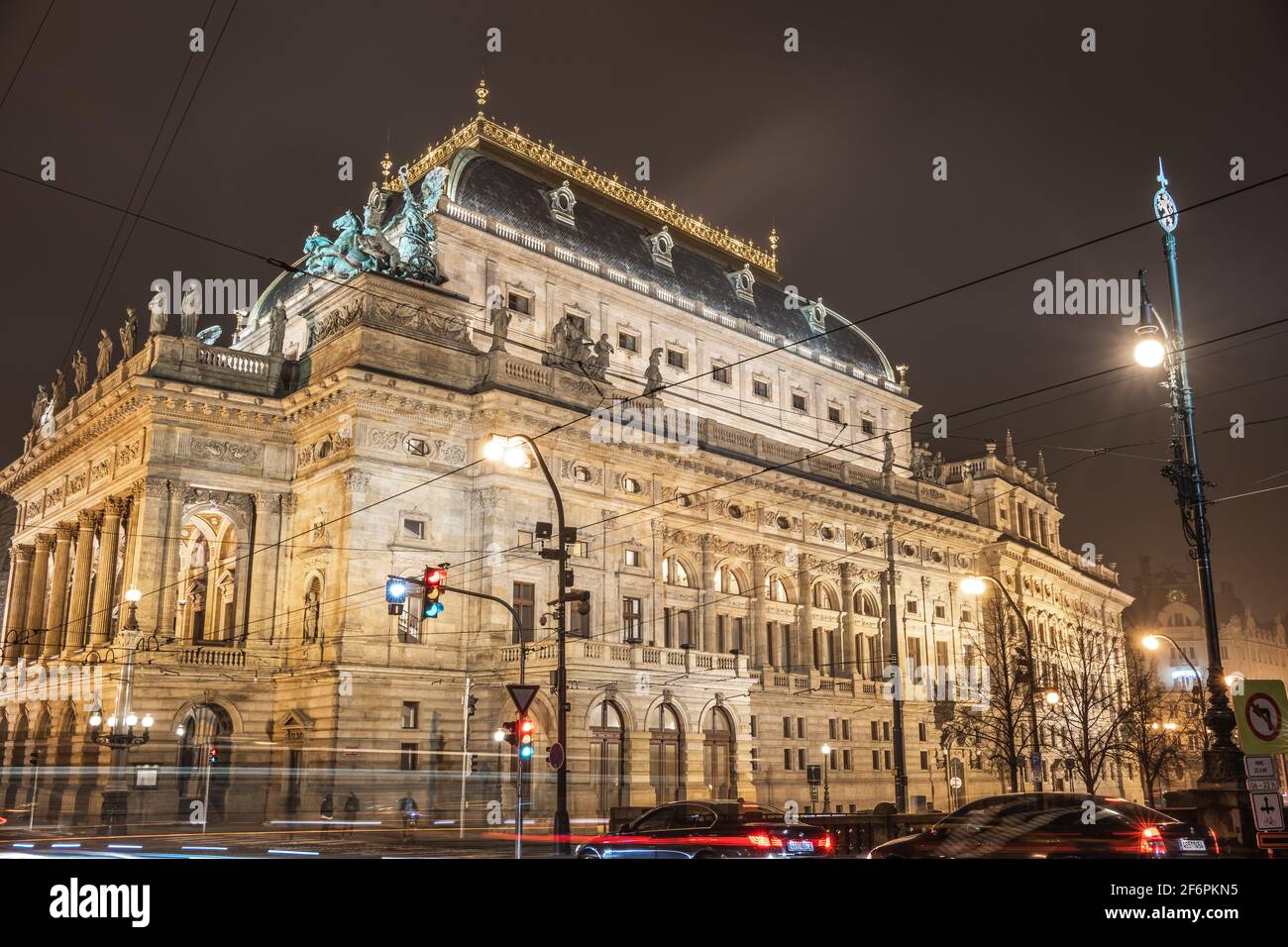 Le bâtiment historique du Théâtre national de Prague (Národní divadlo) tiré du pont de la légion (la plupart Legií) la nuit Banque D'Images