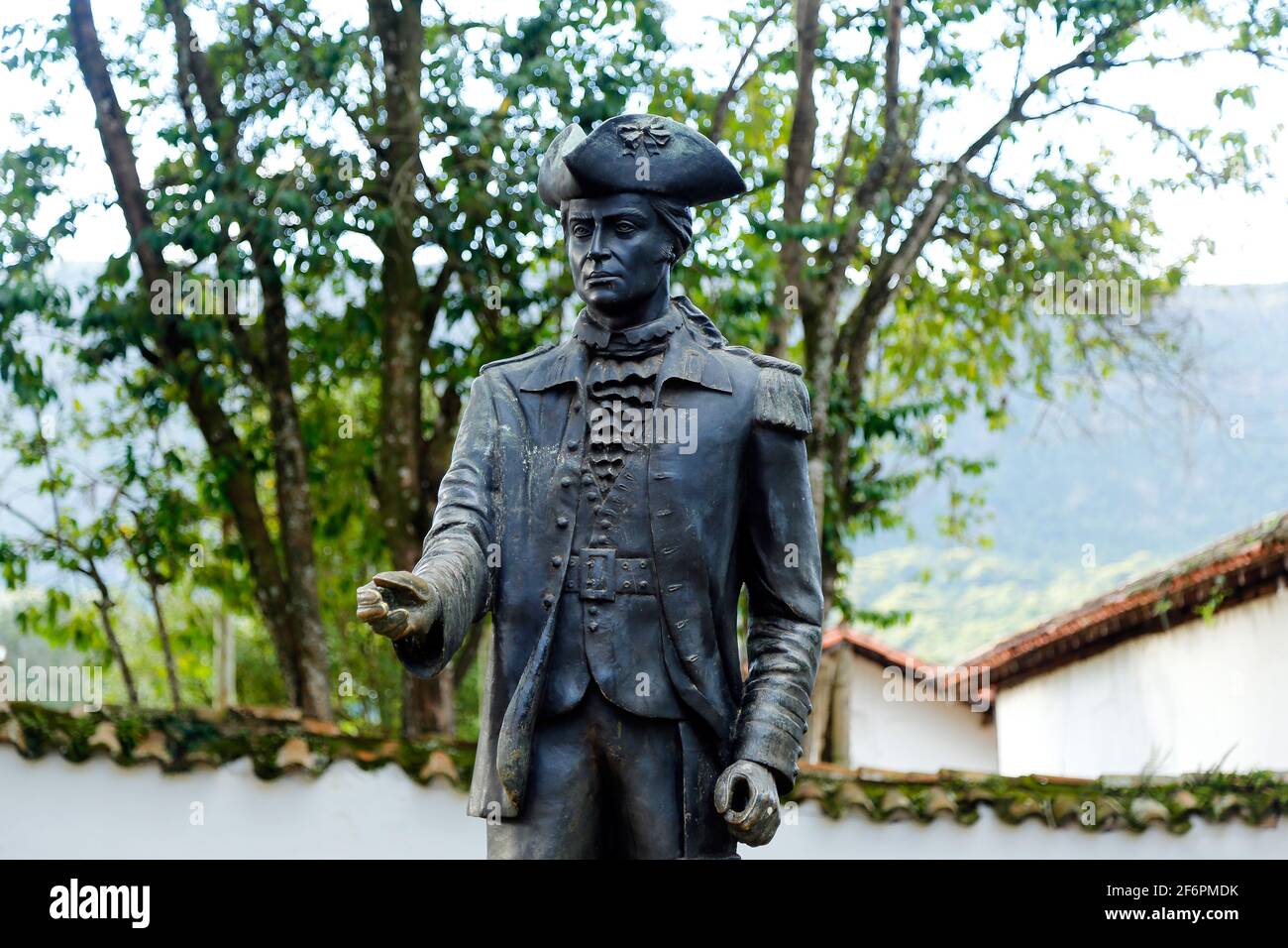 Tiradentes, Minas Gerais, Brésil - 20 février 2021 : statue métallique de Tiradentes représentant le jeune ensign sur une route publique Banque D'Images