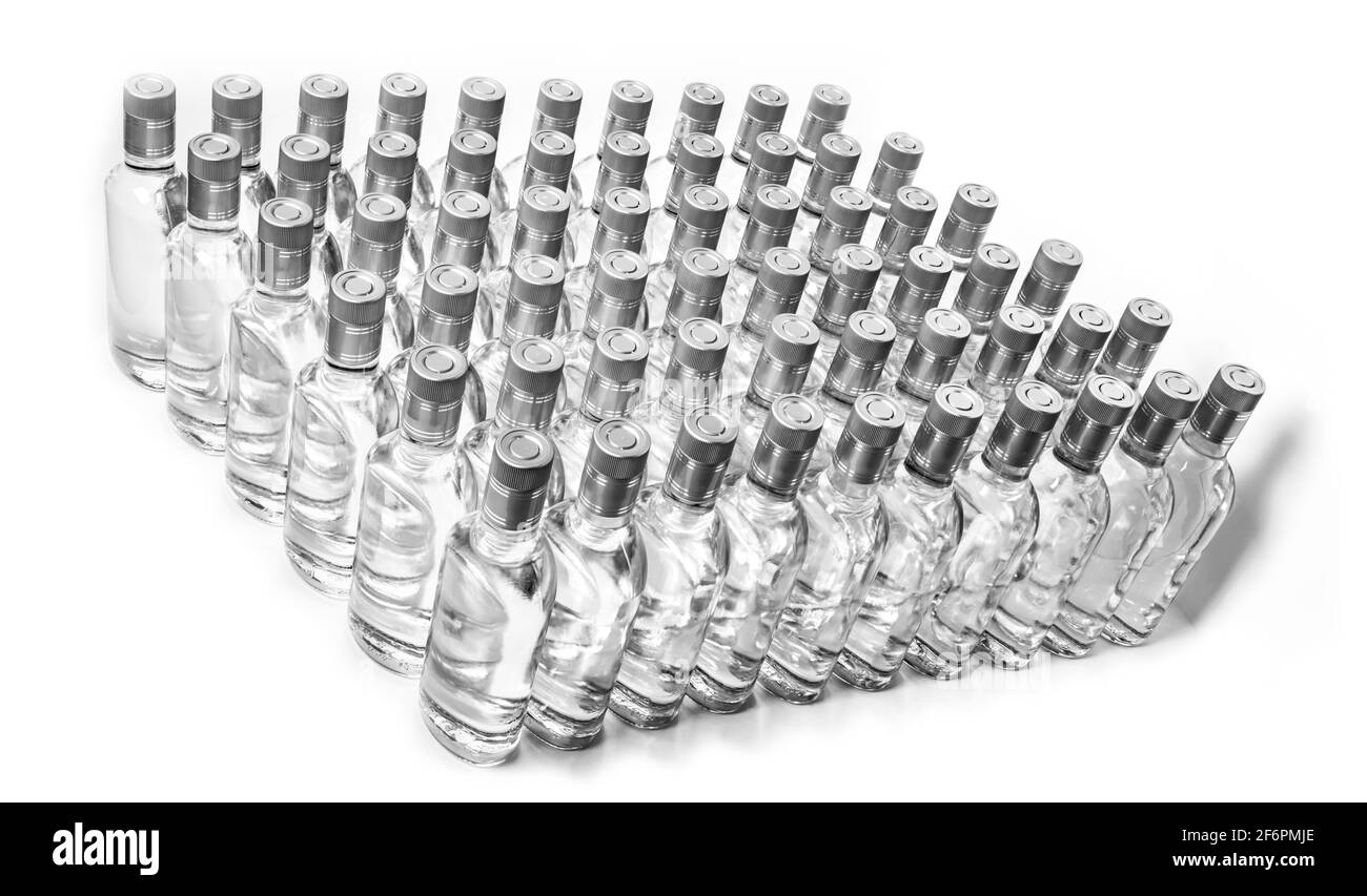 Une multitude de bouteilles d'alcool pur non étiquetées. Bouteilles de boissons alcoolisées maison isolées sur blanc. Production de petites liqueurs basée sur la distillation. B Banque D'Images