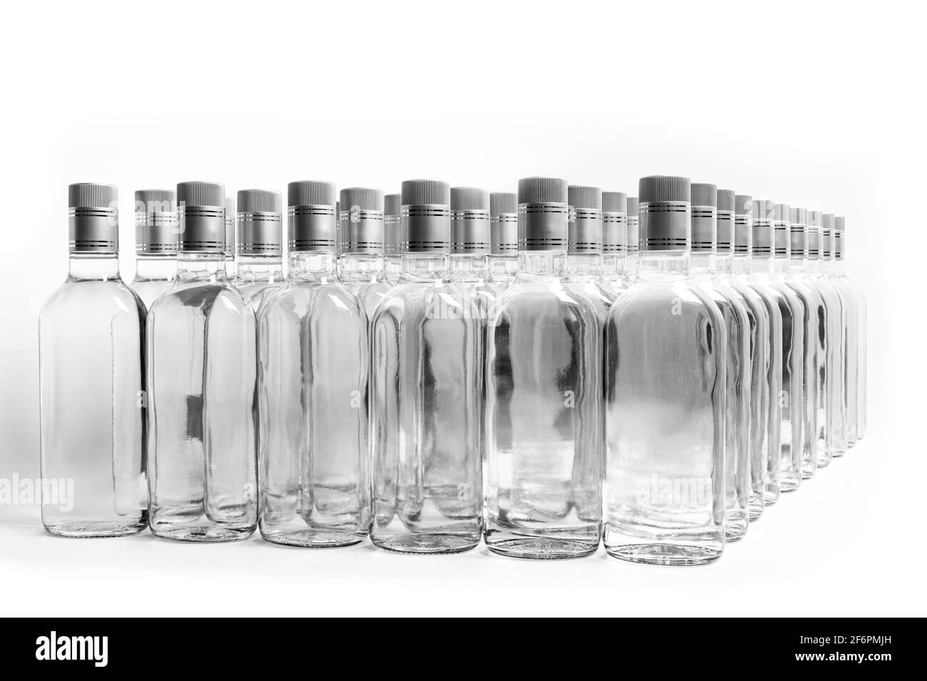 Une multitude de bouteilles d'alcool pur non étiquetées. Bouteilles de boissons alcoolisées maison isolées sur blanc. Production de petites liqueurs basée sur la distillation. B Banque D'Images