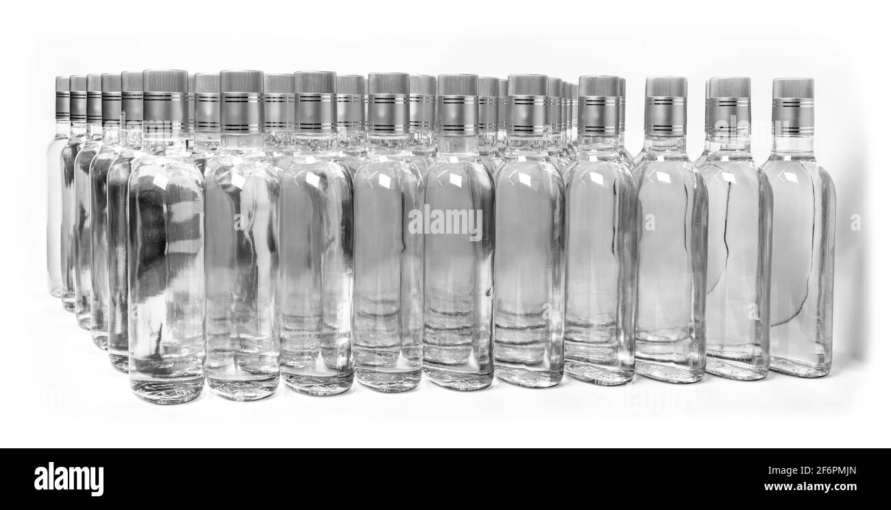 Une multitude de bouteilles d'alcool pur non étiquetées. Bouteilles de boissons alcoolisées maison isolées sur blanc. Production de petites liqueurs basée sur la distillation. B Banque D'Images