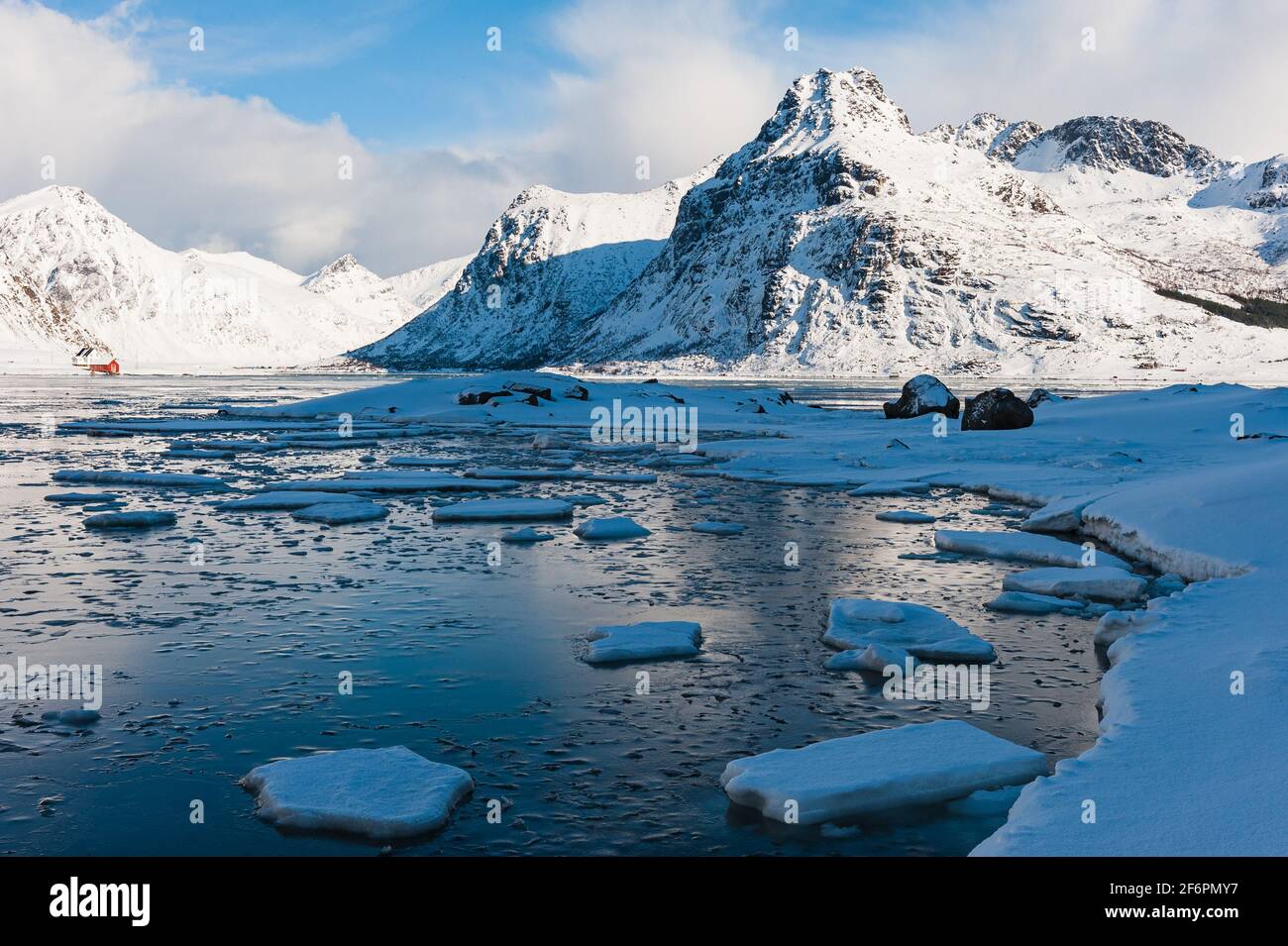 Paysage d'hiver de paysages de montagne spectaculaires de Lofoten, Norvège Banque D'Images