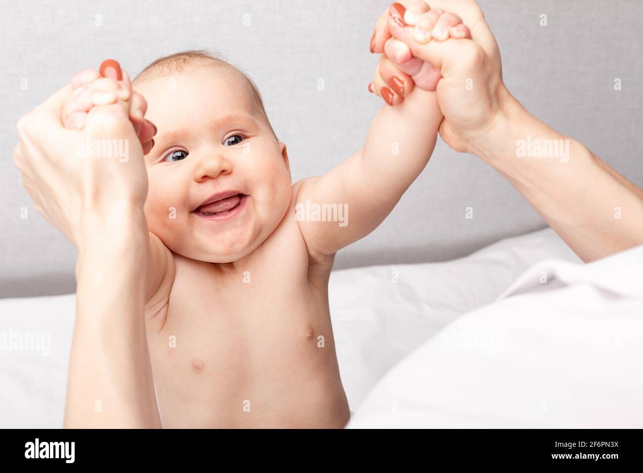 Physiothérapeute Effectuant Un Exercice Assis Avec Une Petite Fille De Six  Mois En Clinique Pédiatrique. Médecin Tirant Le Bébé En Position Assise Pour  Le Renforcer Photo Stock - Alamy