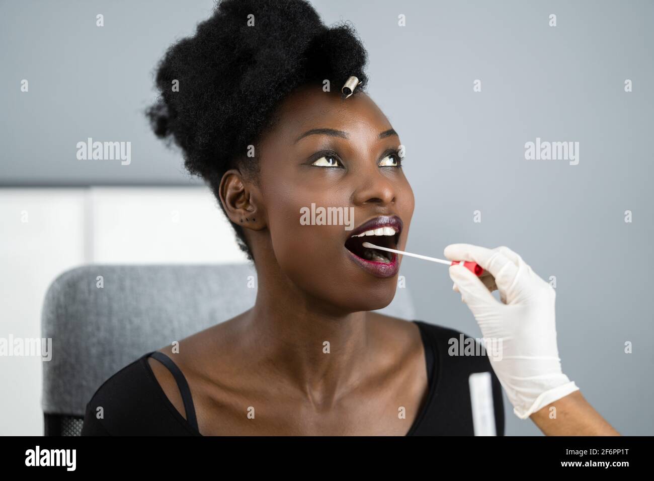 Covid-19 PCR virus Test pour coronavirus avec Swab Banque D'Images