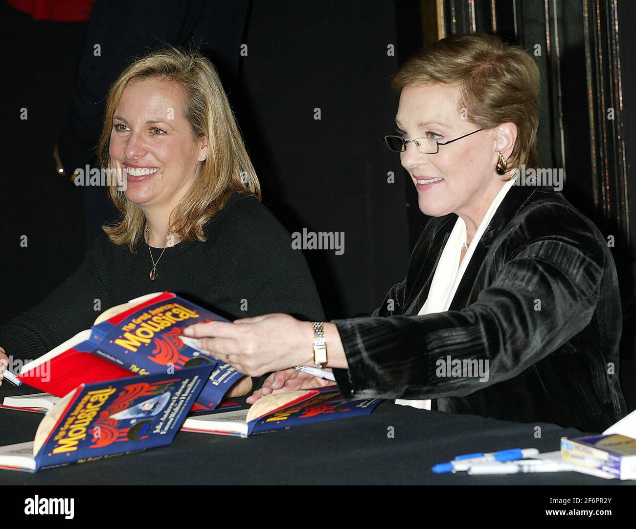 Julie Andrews (à droite) et la fille Emma Walton Hamilton signent des copies de leur nouveau livre « The Great American Moudical » à Madame Tussauds à New York le 30 janvier 2007. (Photo de Laura Cavanaugh/Sipa USA) Banque D'Images