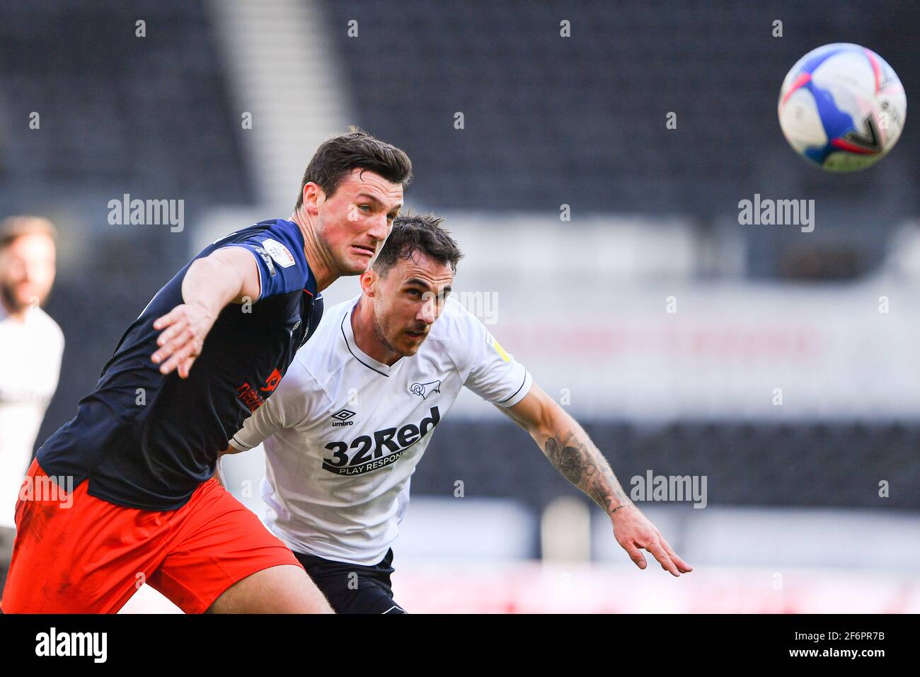 DERBY, ANGLETERRE. 2 AVRIL : Matty Pearson de Luton Town bataille avec Lee Gregory de Derby County lors du match de championnat Sky Bet entre Derby County et Luton Town au Pride Park, Derby le vendredi 2 avril 2021. (Credit: Jon Hobley | MI News) Credit: MI News & Sport /Alay Live News Banque D'Images