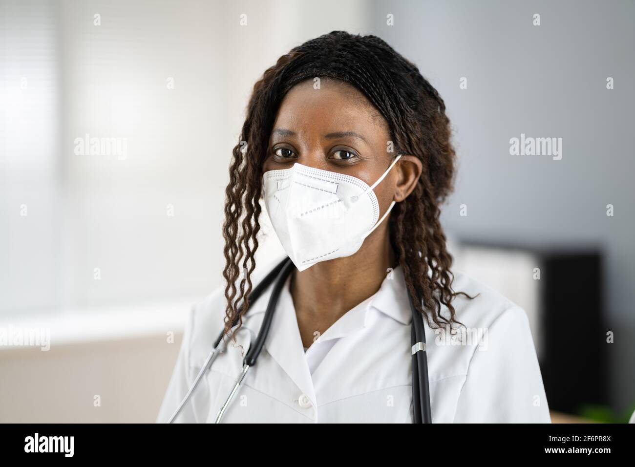 Femme afro-américaine médecin portant un masque médical à l'hôpital Banque D'Images