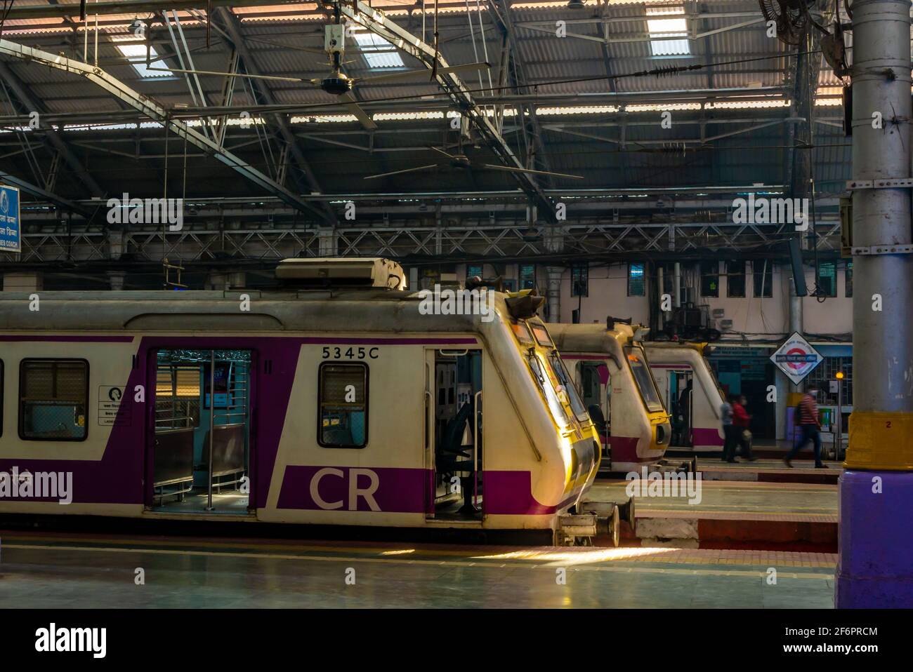Mumbai, Inde - 7 janvier 2021 : trains vides à la plate-forme de la gare CST à l'architecture victorienne, CST est l'un des trains les plus fréquentés Banque D'Images