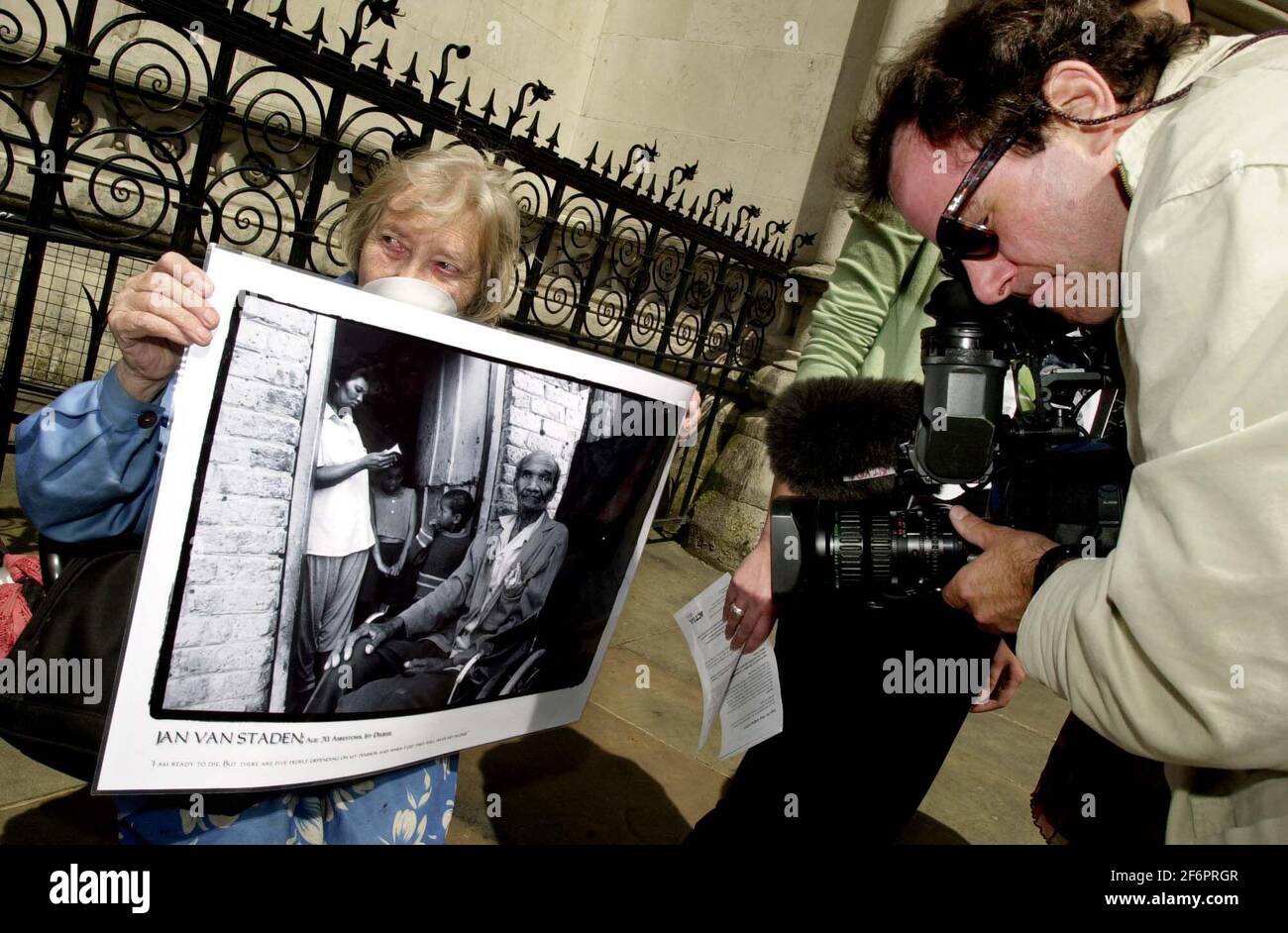 LE GROUPE DE CAMPAGNE ACTSA MAI 2001PROTESTING DEVANT LA HAUTE COUR AUJOURD'HUI COMME PREUVE NOUVELLE MONTRANT QUE LA PLUPART DES DEMANDEURS SUD-AFRICAINS ONT UN CAS FORT DANS LEUR BATAILLE D'INDEMNISATION DE L'AMIANTE CONTRE LA COMPAGNIE BRITANNIQUE CAPE PLC Banque D'Images