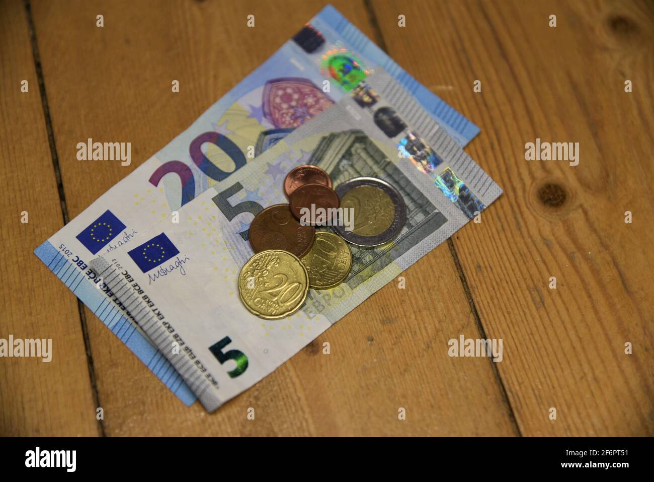 billets de banque allemands en euros sur le sol avec divers articles comme un portefeuille, un masque ou un coffre trésor Banque D'Images