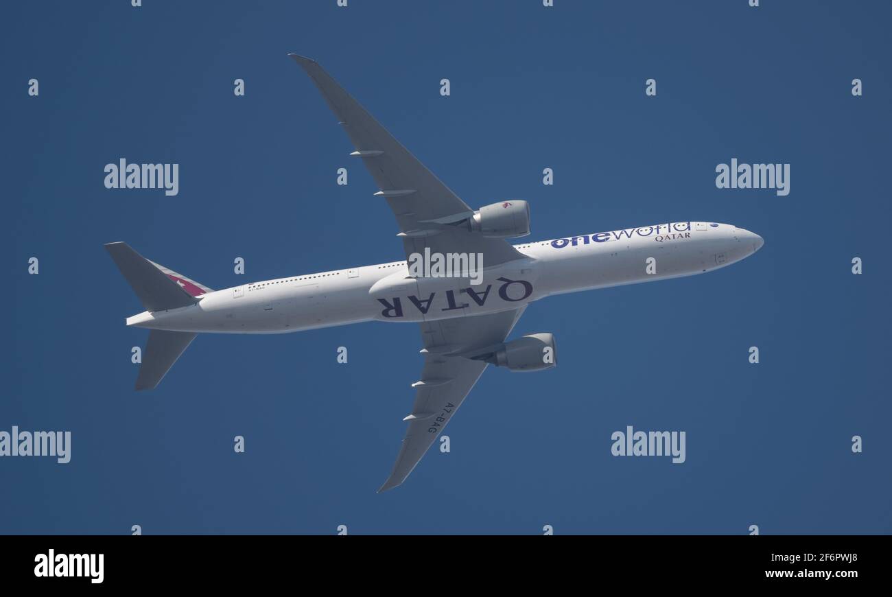Qatar Airways OneWorld Livery Boeing 777 quitte Londres Heathrow en route vers Doha, le 2 avril 2021 Banque D'Images