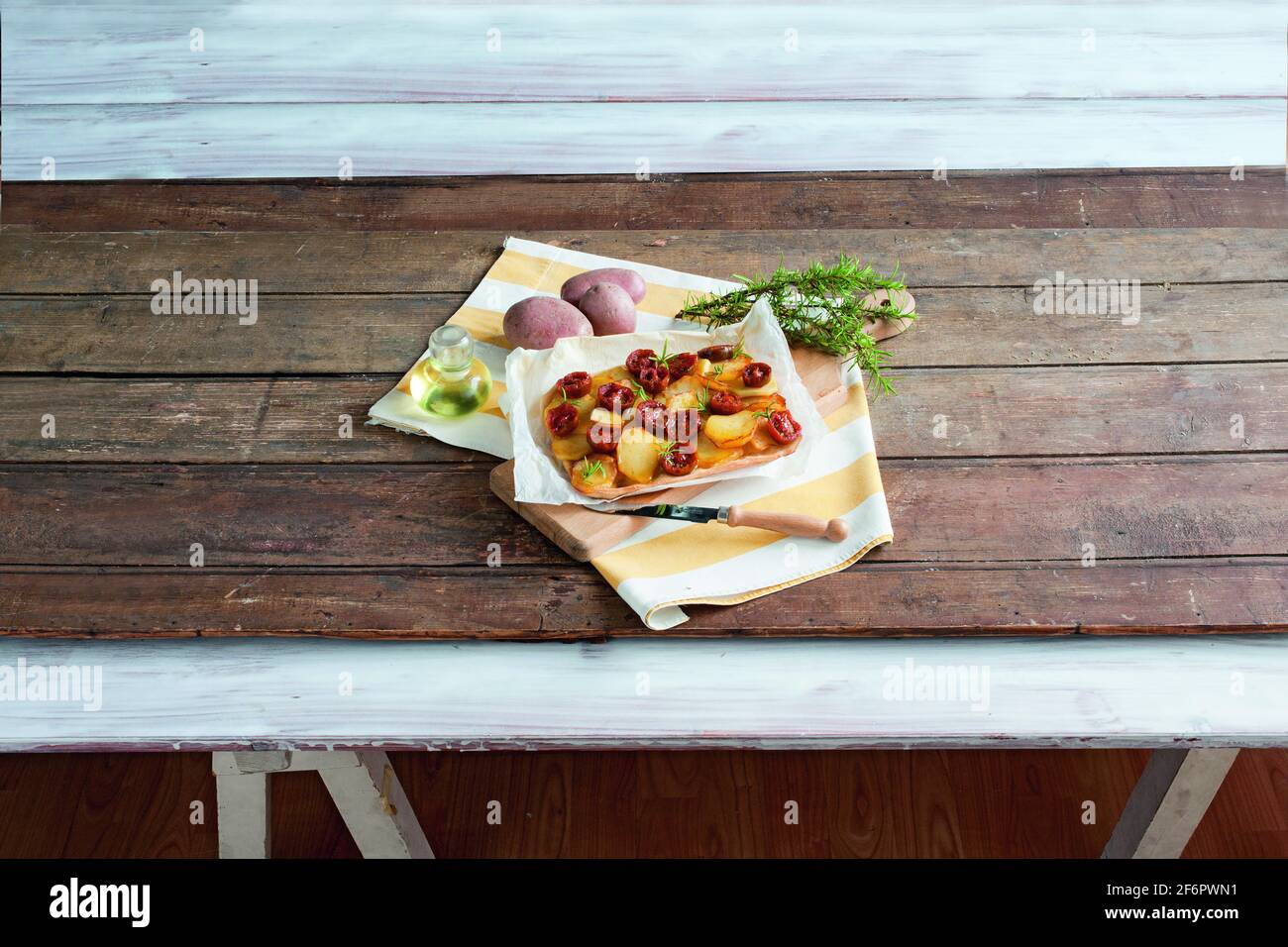 Pizza aux pommes de terre, tomates séchées et romarin Banque D'Images