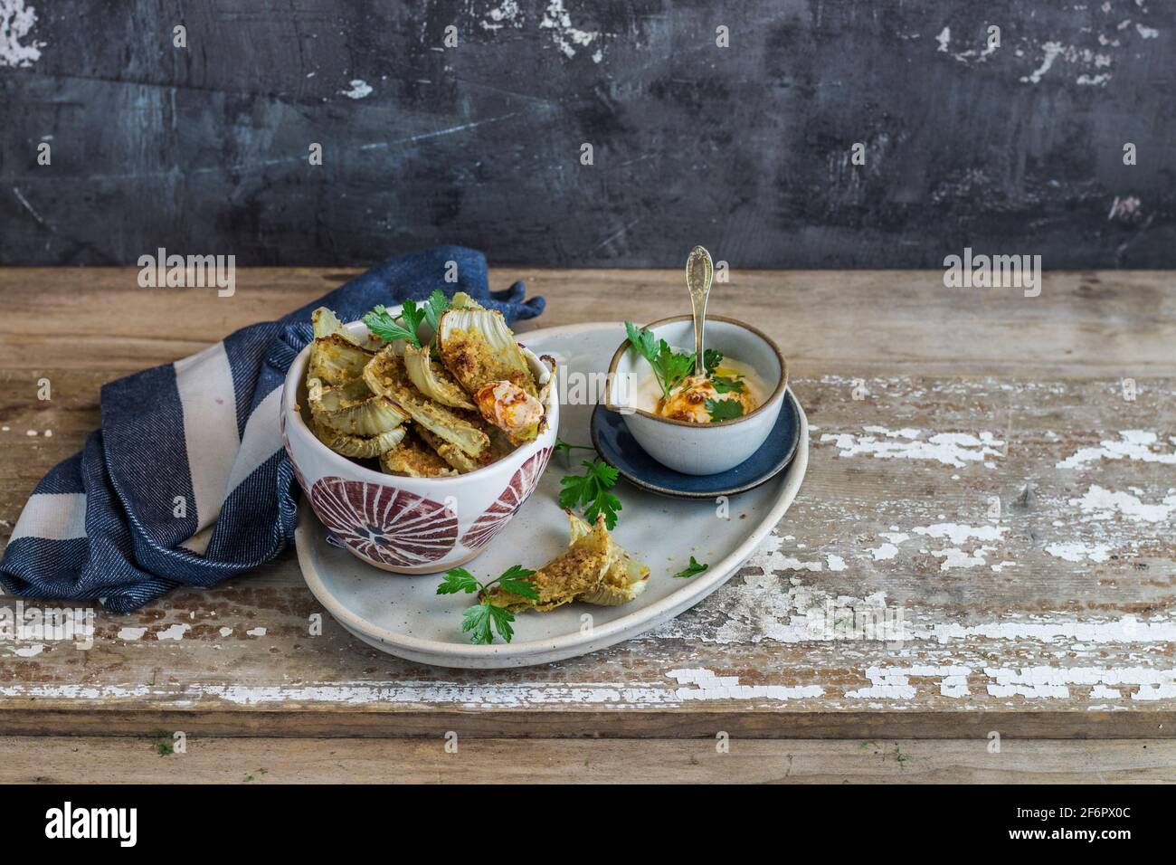Gratin de fenouil avec chapelure et persil Banque D'Images