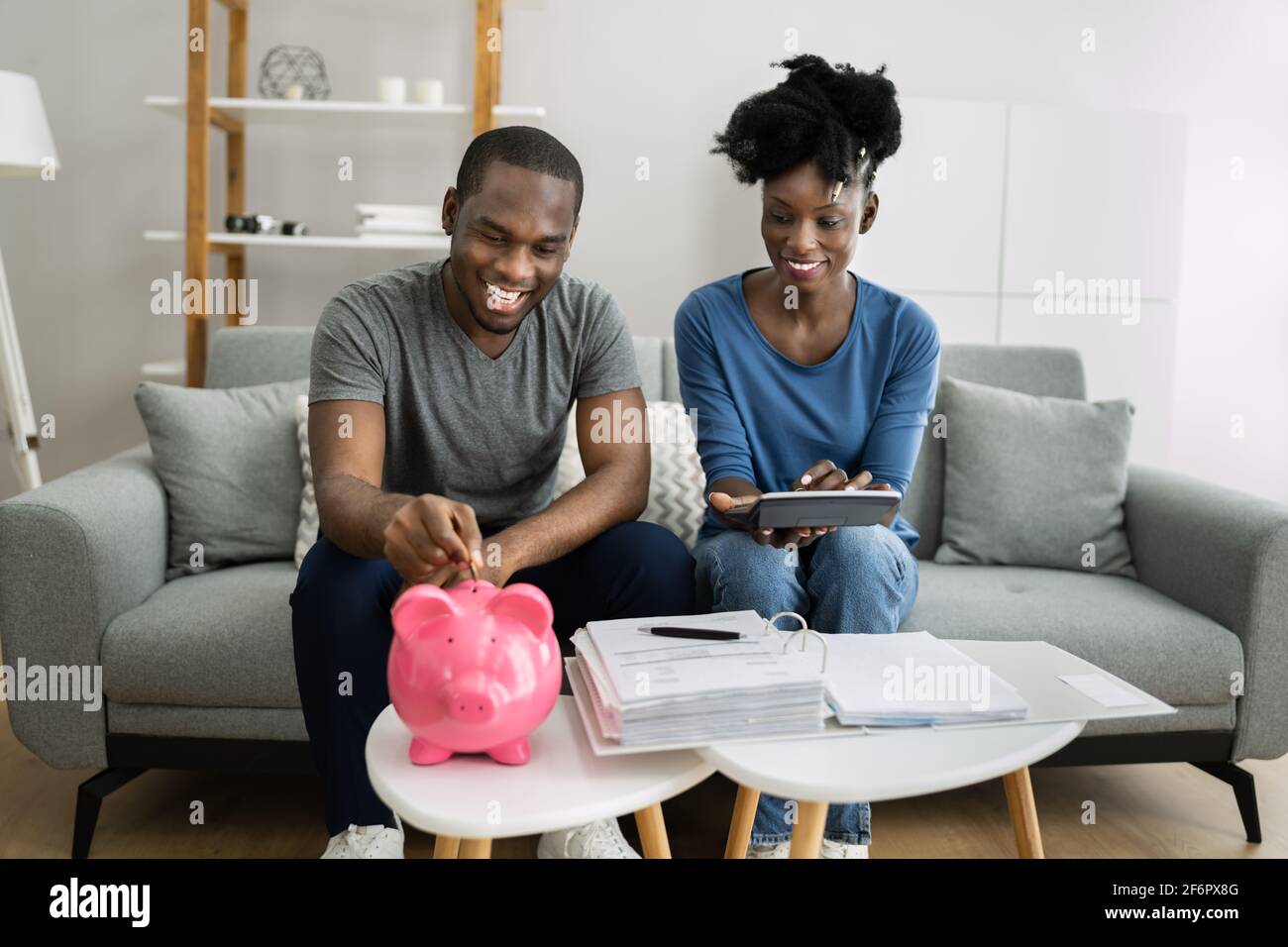 Un couple africain heureux qui prend sa retraite Finances Plan et argent Budget Banque D'Images