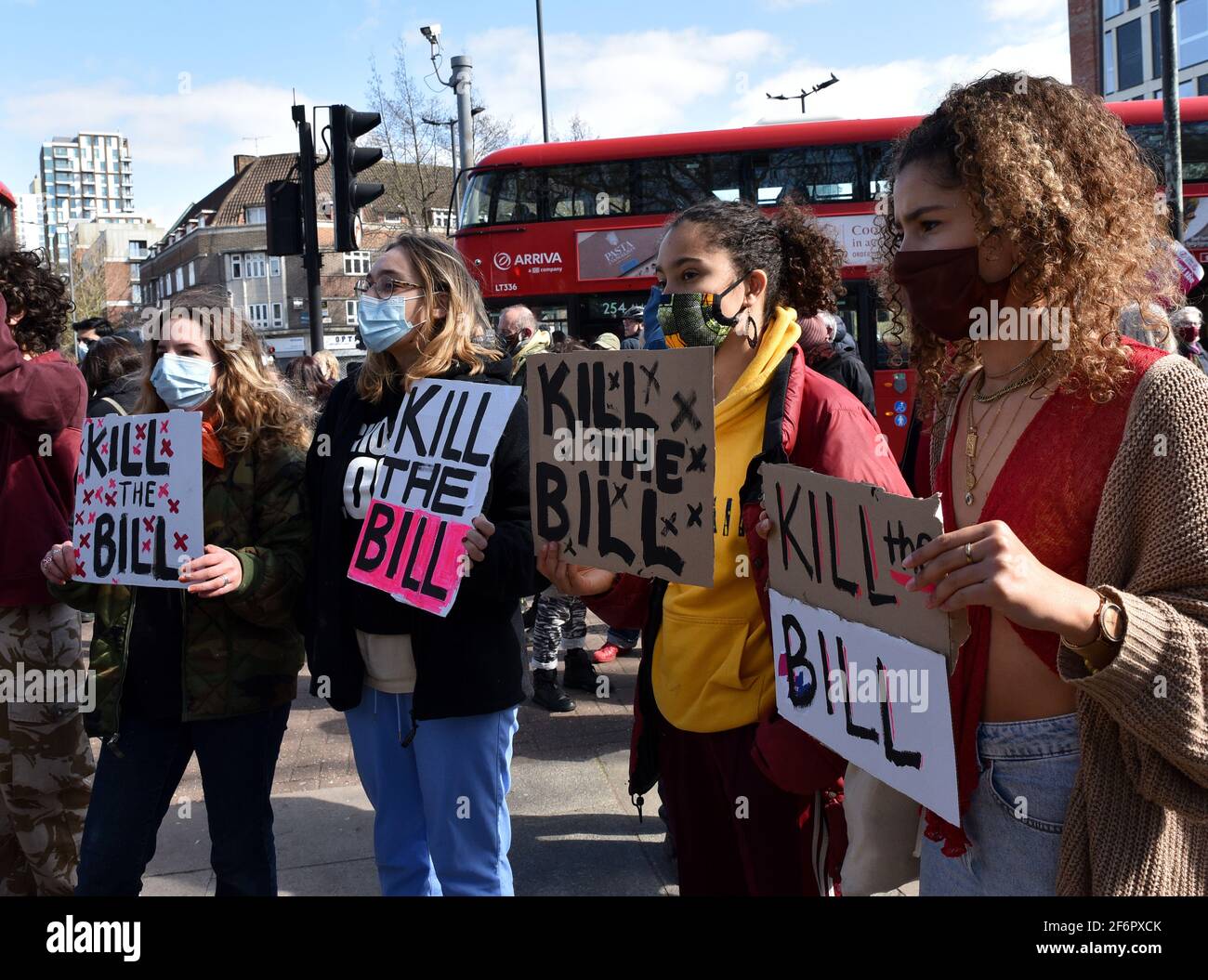 Manor House, Londres, Royaume-Uni. 2 avril 2021. Une démonstration de « Kill the Bill » à l'extérieur du parc de Finsbury, près de la gare de Manor House. Crédit : Matthew Chattle/Alay Live News Banque D'Images