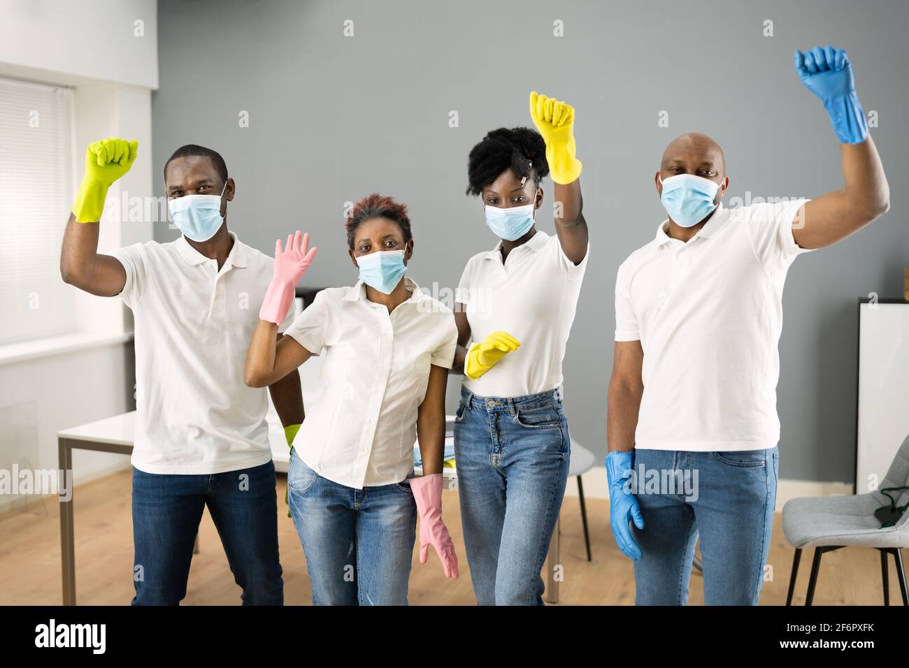 Janitor Africain nettoyage debout dans le masque de visage Banque D'Images