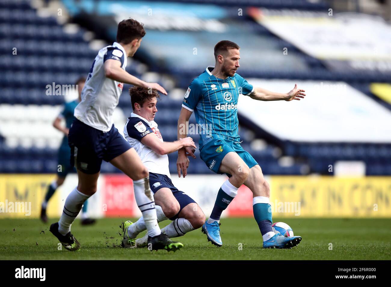 Ryan Ledson de Preston North End et Marco Stiepermanence (à droite) de Norwich City se battent pour le ballon lors du match du championnat Sky Bet au stade Deepdale, Preston. Date de la photo : vendredi 2 avril 2021. Voir l'histoire de PA: SOCCER Preston. Le crédit photo devrait se lire comme suit : Tim Goode/PA Wire. RESTRICTIONS : UTILISATION ÉDITORIALE UNIQUEMENT utilisation non autorisée avec des fichiers audio, vidéo, données, listes de présentoirs, logos de clubs/ligue ou services « en direct ». Utilisation en ligne limitée à 120 images, pas d'émulation vidéo. Aucune utilisation dans les Paris, les jeux ou les publications de club/ligue/joueur unique. Banque D'Images