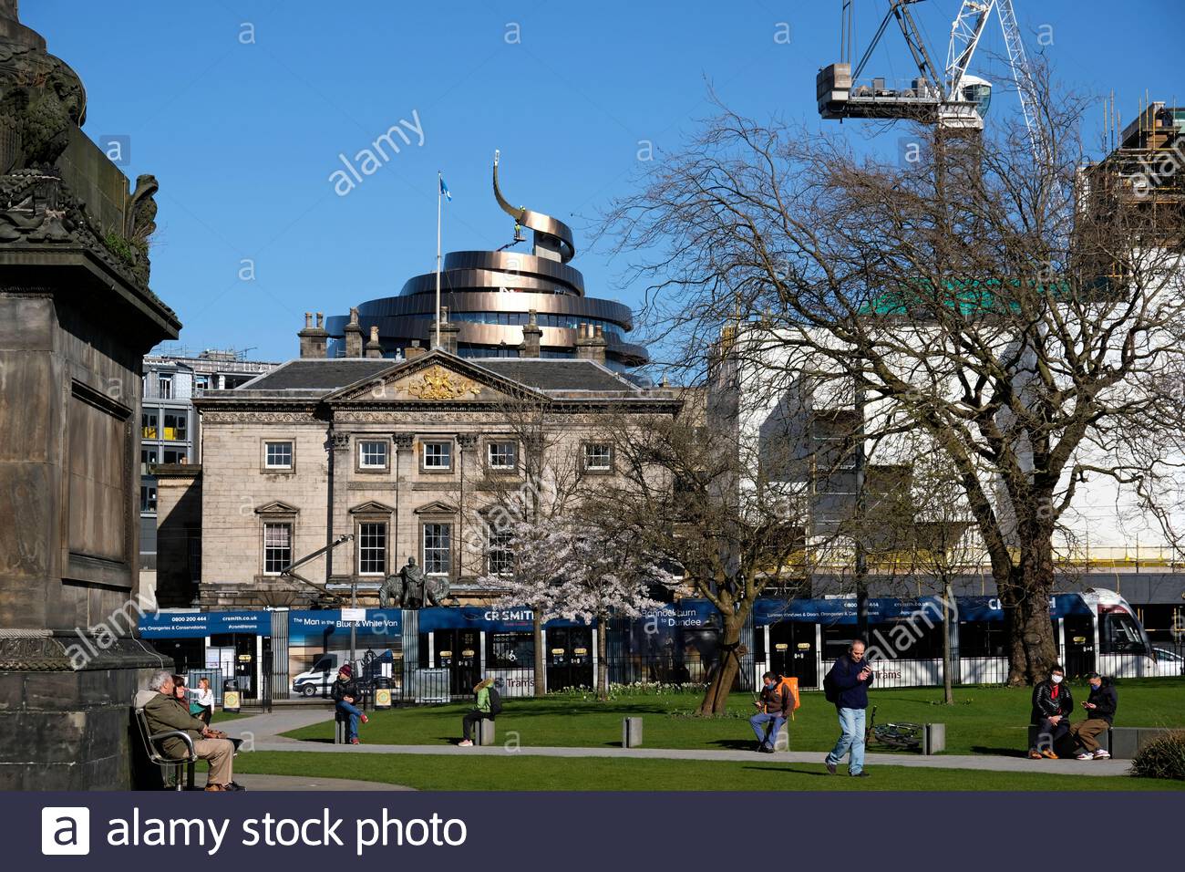Saint Andrew Square Garden et vue sur le W Hotel du quartier St. James, Edimbourg, Écosse Banque D'Images