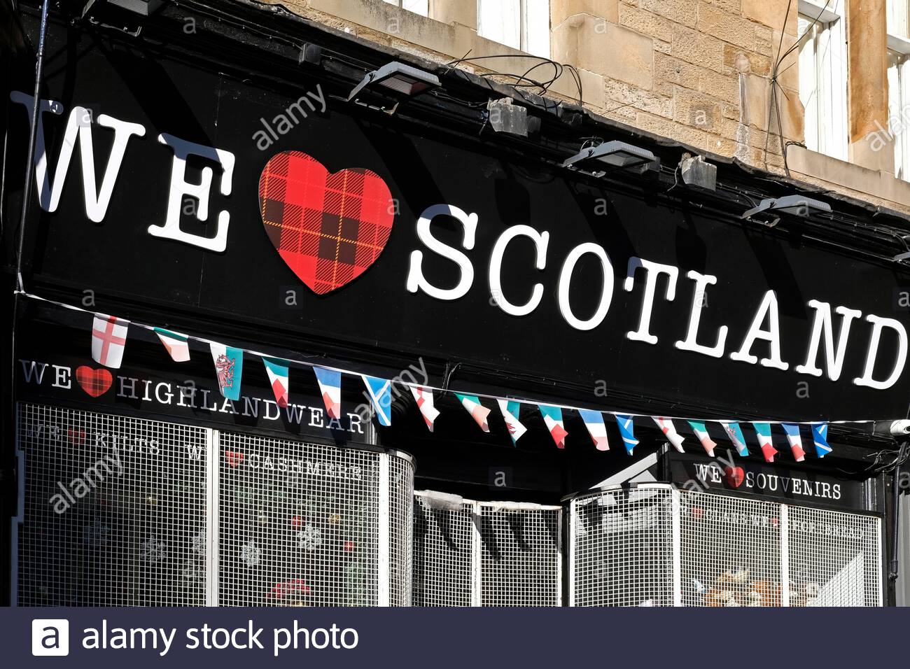 Boutique de souvenirs We Love Scotland, fermée en raison des mesures de confinement du coronavirus Covid-19, Cockburn Street, Édimbourg, Écosse Banque D'Images
