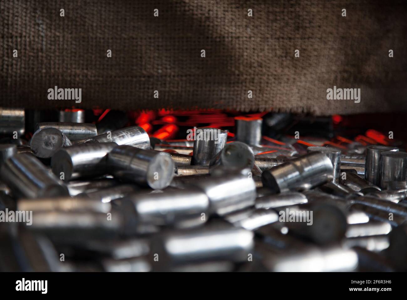 Usine de production de roulements. Recuit de rouleaux métalliques ou traitement thermique (thermodurcissement) dans un four spécial. Arrière-plan industriel abstrait. Kazakhstan. Banque D'Images