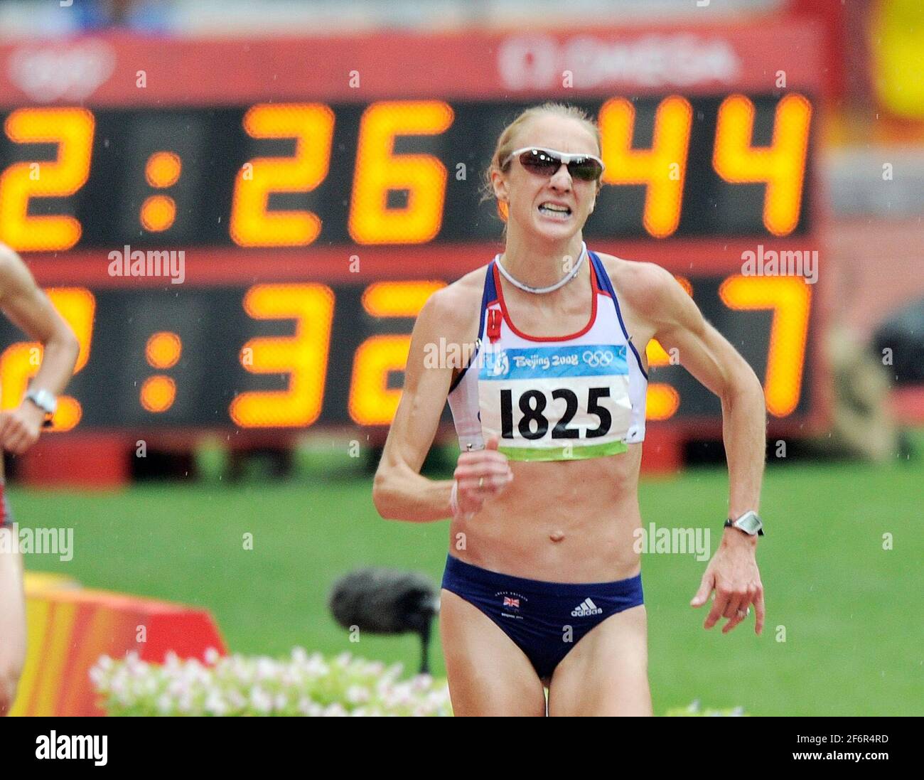 JEUX OLYMPIQUES BEIJING 2008. 9e JOUR 17/8/08. MARATHON FÉMININ. PAULA RADCLIFFE SE FÉLICITANT JUSQU'À LA 23E FINNOISE. PHOTO DAVID ASHDOWN Banque D'Images