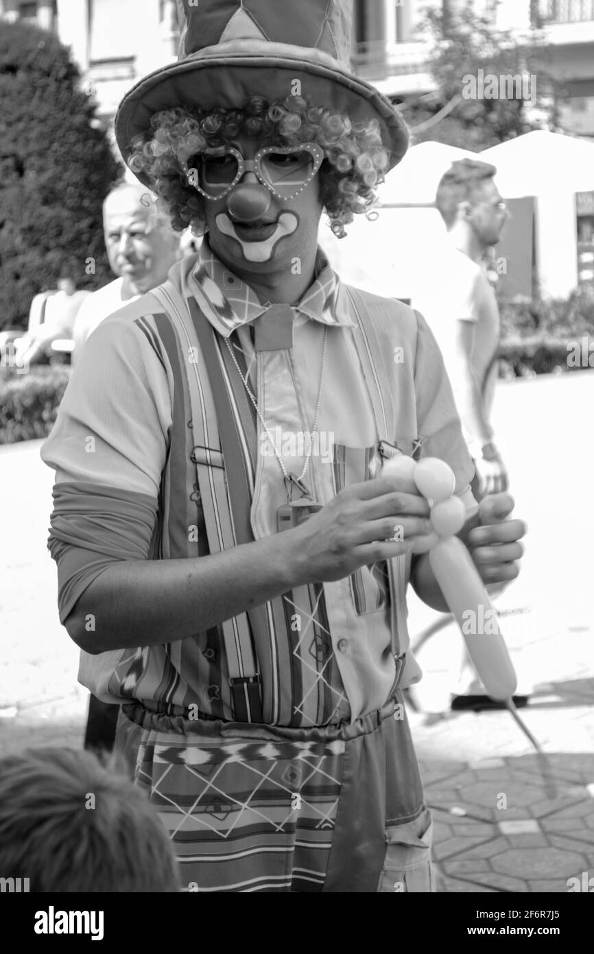 Timisoara, Roumanie - 15 août 2012 : clown faisant des animaux de la rue. De vraies personnes. Noir et blanc. Banque D'Images