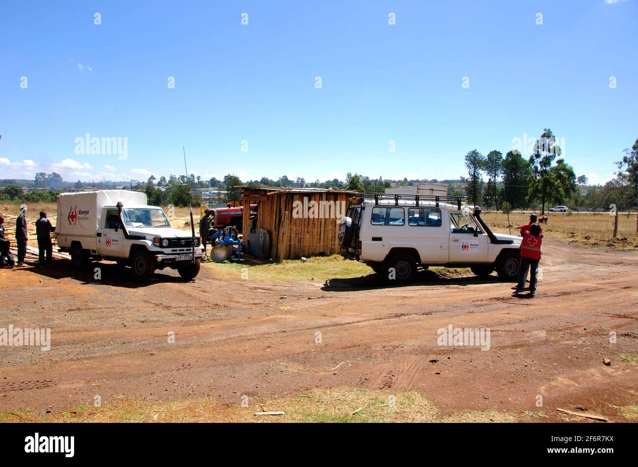 L'un des 10 sites de la Croix-Rouge du Kenya pour la reconstruction des fermes kenyanes. ZWE Rot-Kreuz Fahrzeuge fahren zur einer von zehn Rot Kreuz Holzwerkstätt Banque D'Images
