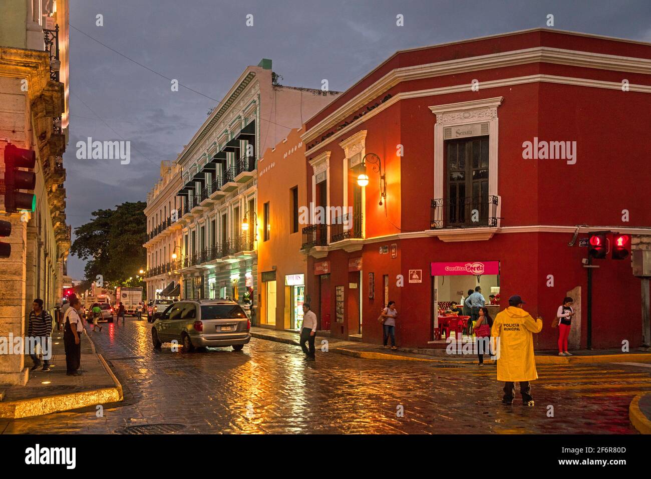 Boutiques et restaurant fastfood au crépuscule dans le centre historique de Mérida, Yucatán, Mexique Banque D'Images