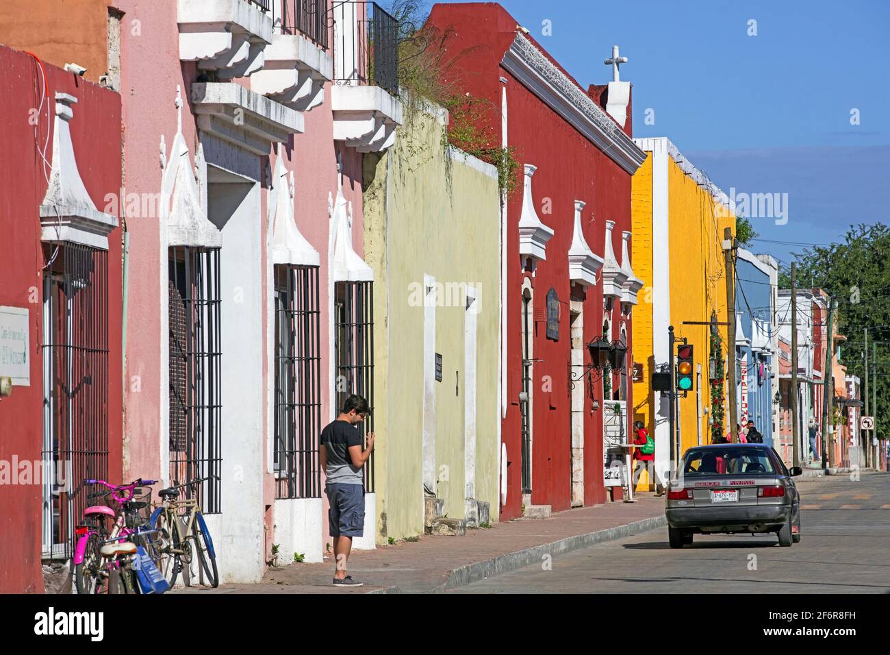 Rue avec des maisons colorées dans la ville Valladolid à Yucatán, Mexique Banque D'Images