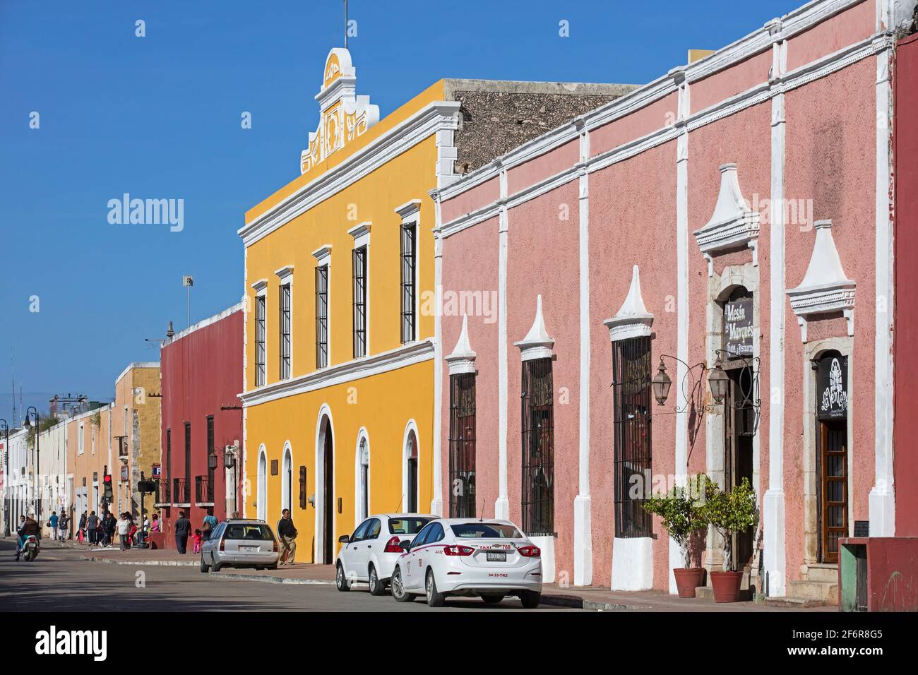 Rue avec des maisons colorées et hôtel-restaurant dans la ville Valladolid à Yucatán, Mexique Banque D'Images