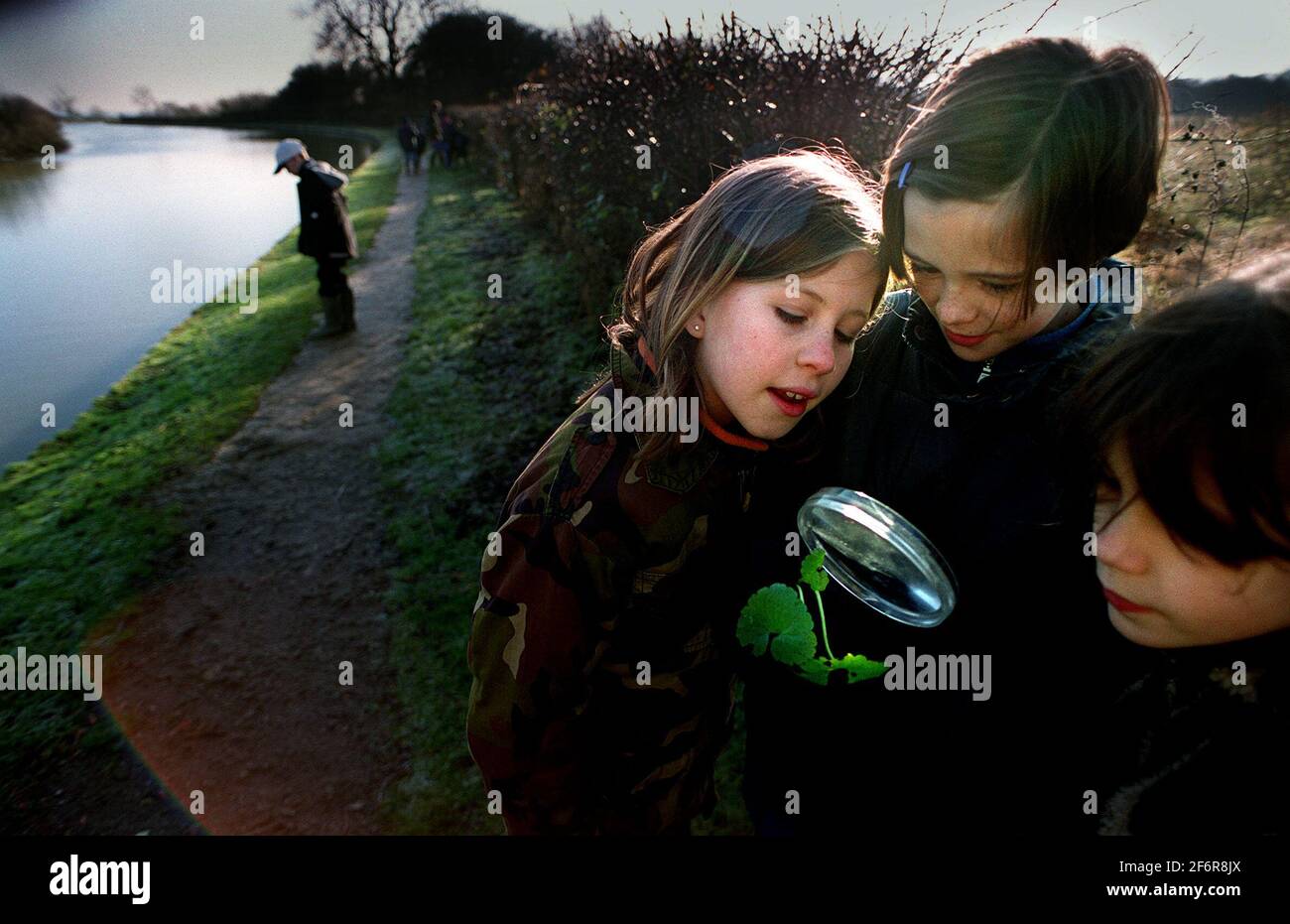 Les élèves de l'école Stoke Bruerne de Northants déc. 1999 regardent Faune sur les rives du canal à Stoke Bruerne Banque D'Images
