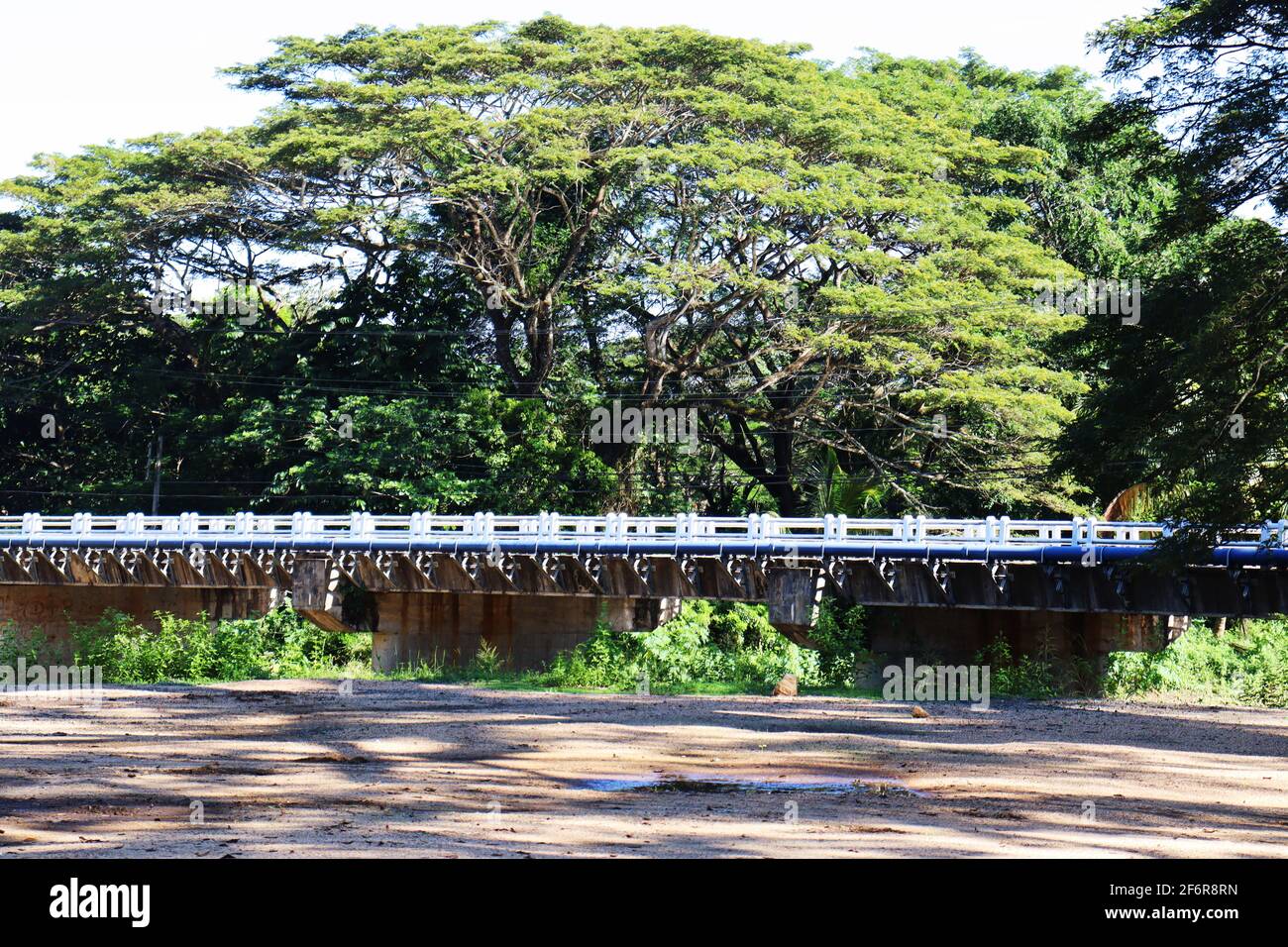 un pont en béton au-dessus de la rivière Banque D'Images