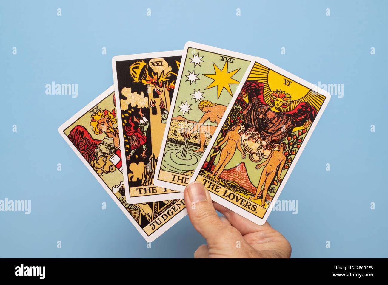 Main tenant une collection de cartes Tarot faisant une prédiction. Banque D'Images