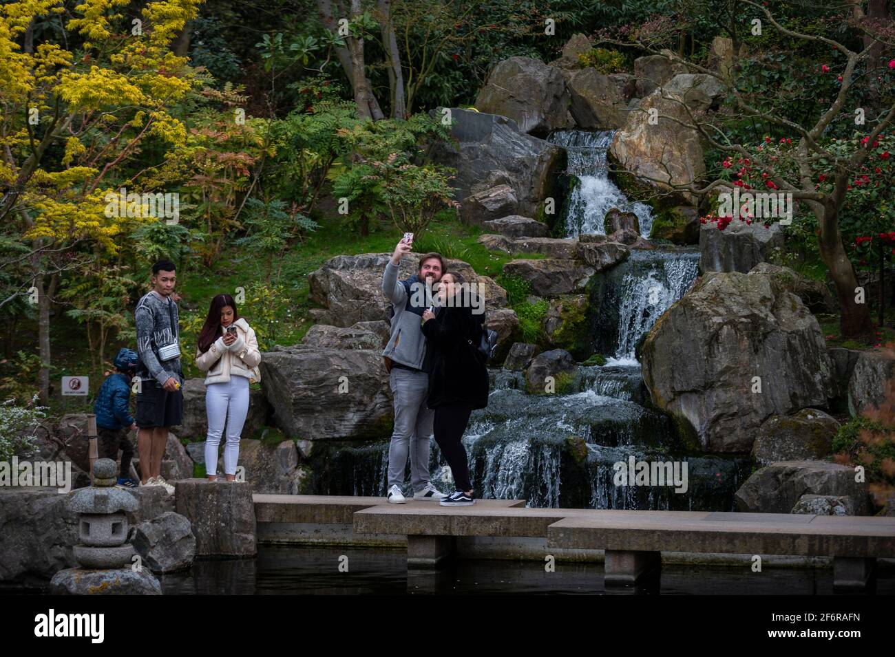 Londres, Royaume-Uni. 2 avril 2021. Météo au Royaume-Uni : les gens visitent le jardin de Kyoto à Holland Park, à l'ouest de Londres le vendredi Saint. Habituellement, le jardin est calme mais comme il s'agit de vacances publiques et avec des restrictions de verrouillage légèrement assouplies cette semaine, beaucoup de gens ont pris dans les parcs pour profiter des conditions plus chaudes. Credit: Stephen Chung / Alamy Live News Banque D'Images