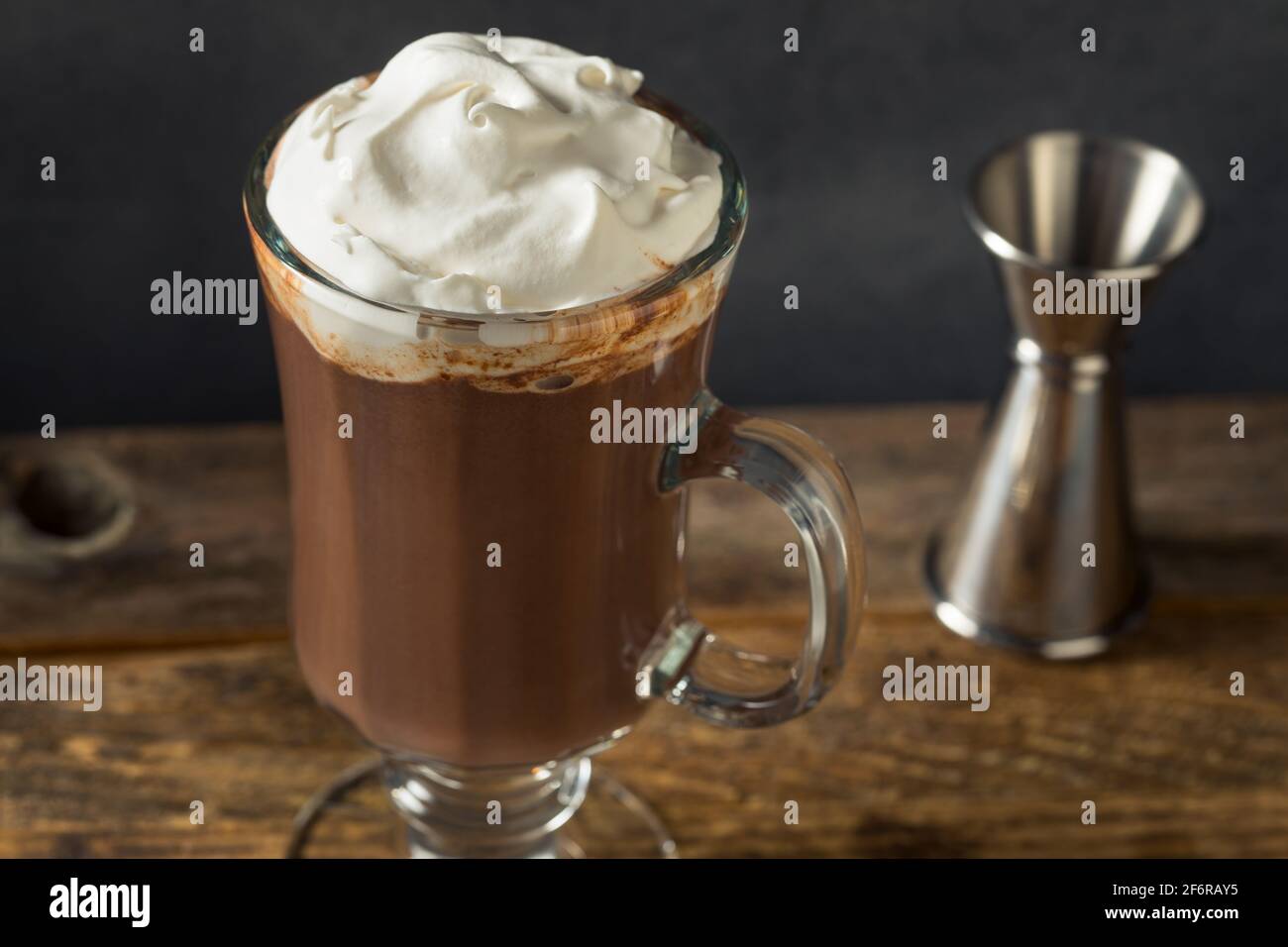 Surdoutez le chocolat chaud avec de la crème fouettée et du Bourbon Banque D'Images